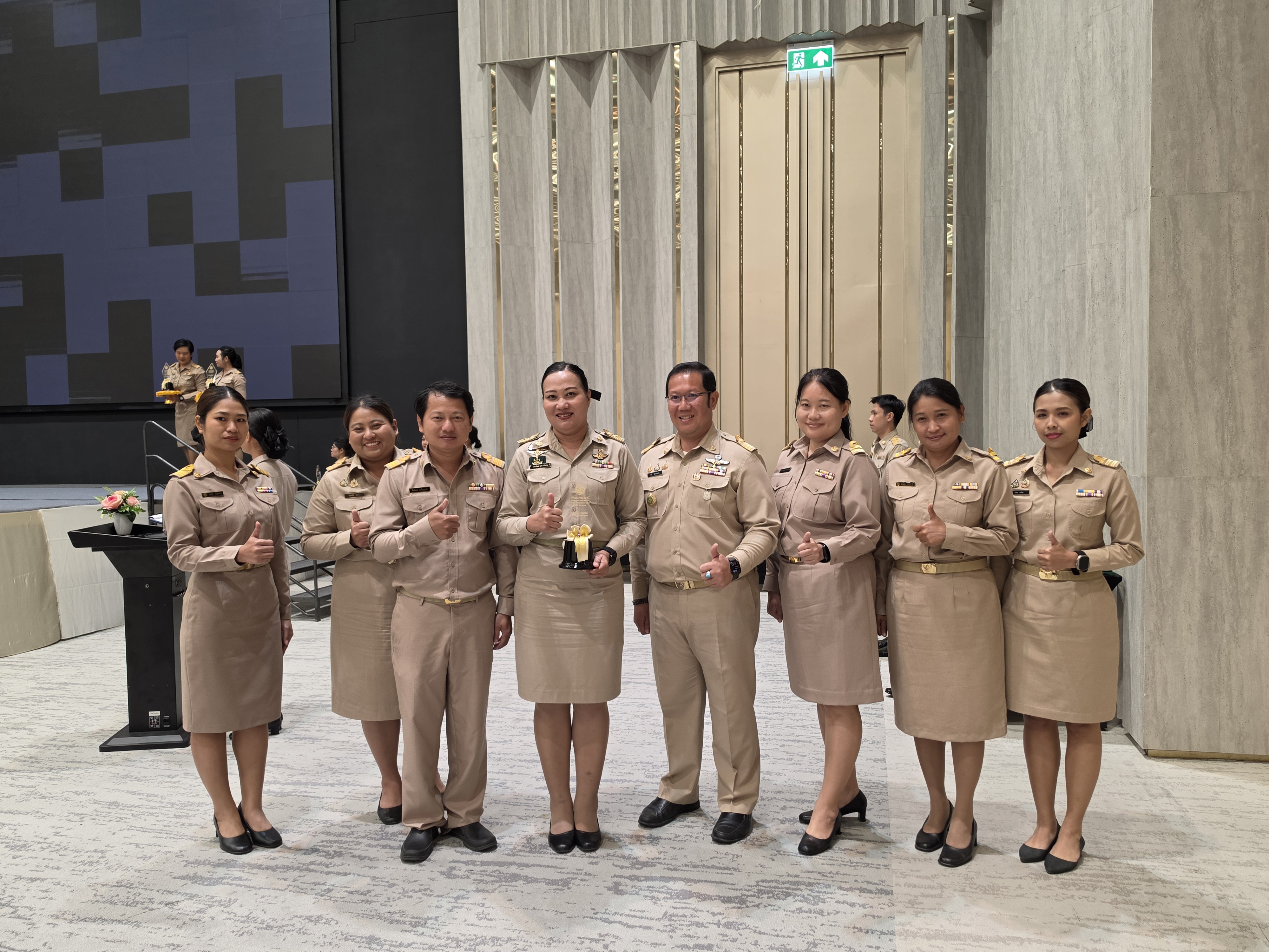 title - นางสาวอมรรัตน์ แขวงโสภา ปฏิรูปที่ดินจังหวัดพระนครศรีอยุธยา พร้อมเจ้าหน้าที่ เข้ารับมอบรางวัล Smart ALRO ประจำปีงบประมาณ พ.ศ. ๒๕๖๙ สาขา รางวัลราชสัมฤทธิ์ แบ่งเป็นประเภทการบูรณาการขับเคลื่อนการพัฒนาตามแนวพระราชดำริ ประจำปี พ.ศ. ๒๕๖๙ และประเภทเครือข่ายขับเคลื่อนการพัฒนาตามแนวพระราชดำริ ประจำปี พ.ศ. ๒๕๖๙ 