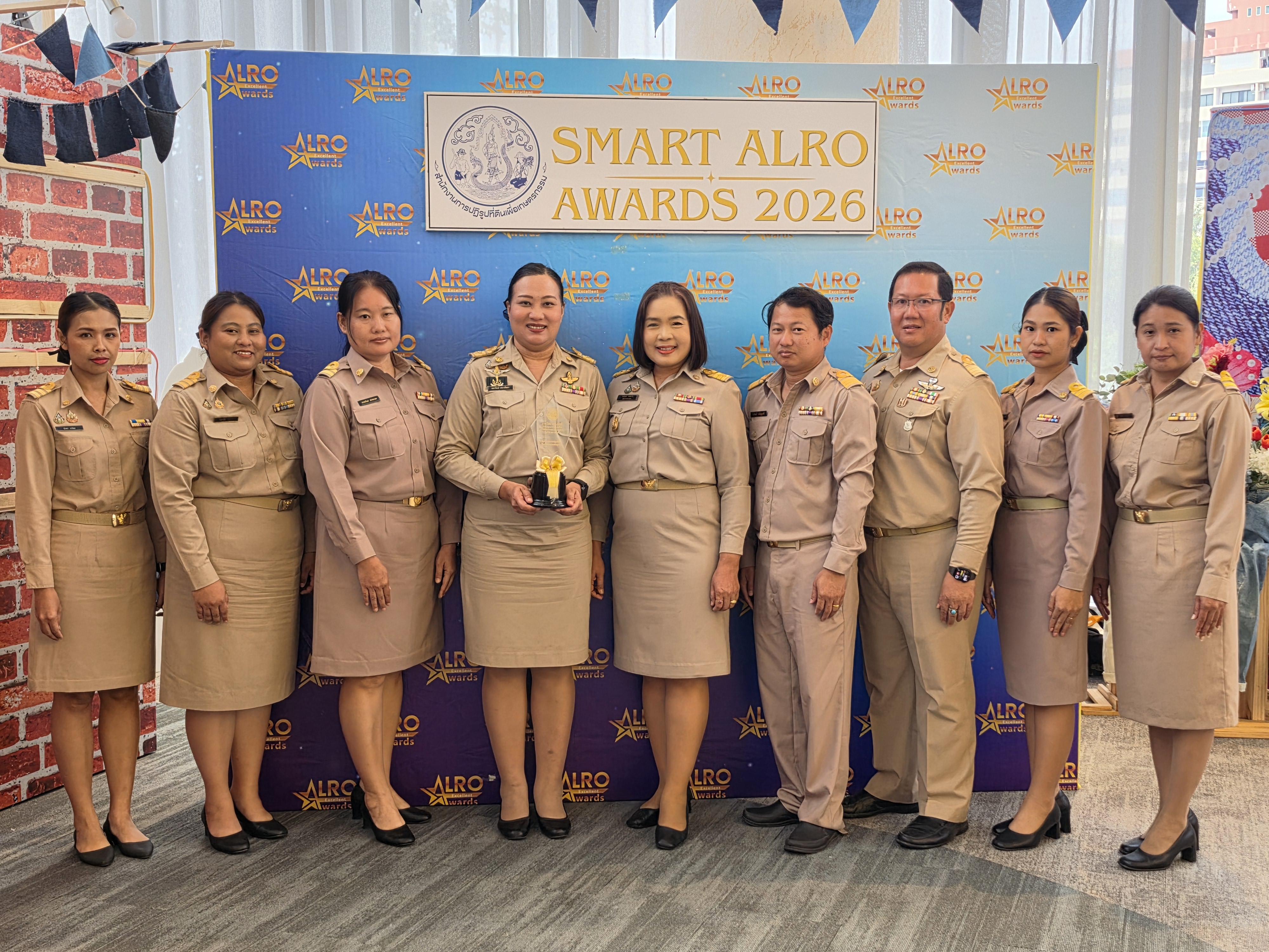 title - นางสาวอมรรัตน์ แขวงโสภา ปฏิรูปที่ดินจังหวัดพระนครศรีอยุธยา พร้อมเจ้าหน้าที่ เข้ารับมอบรางวัล Smart ALRO ประจำปีงบประมาณ พ.ศ. ๒๕๖๙ สาขา รางวัลราชสัมฤทธิ์ แบ่งเป็นประเภทการบูรณาการขับเคลื่อนการพัฒนาตามแนวพระราชดำริ ประจำปี พ.ศ. ๒๕๖๙ และประเภทเครือข่ายขับเคลื่อนการพัฒนาตามแนวพระราชดำริ ประจำปี พ.ศ. ๒๕๖๙ 