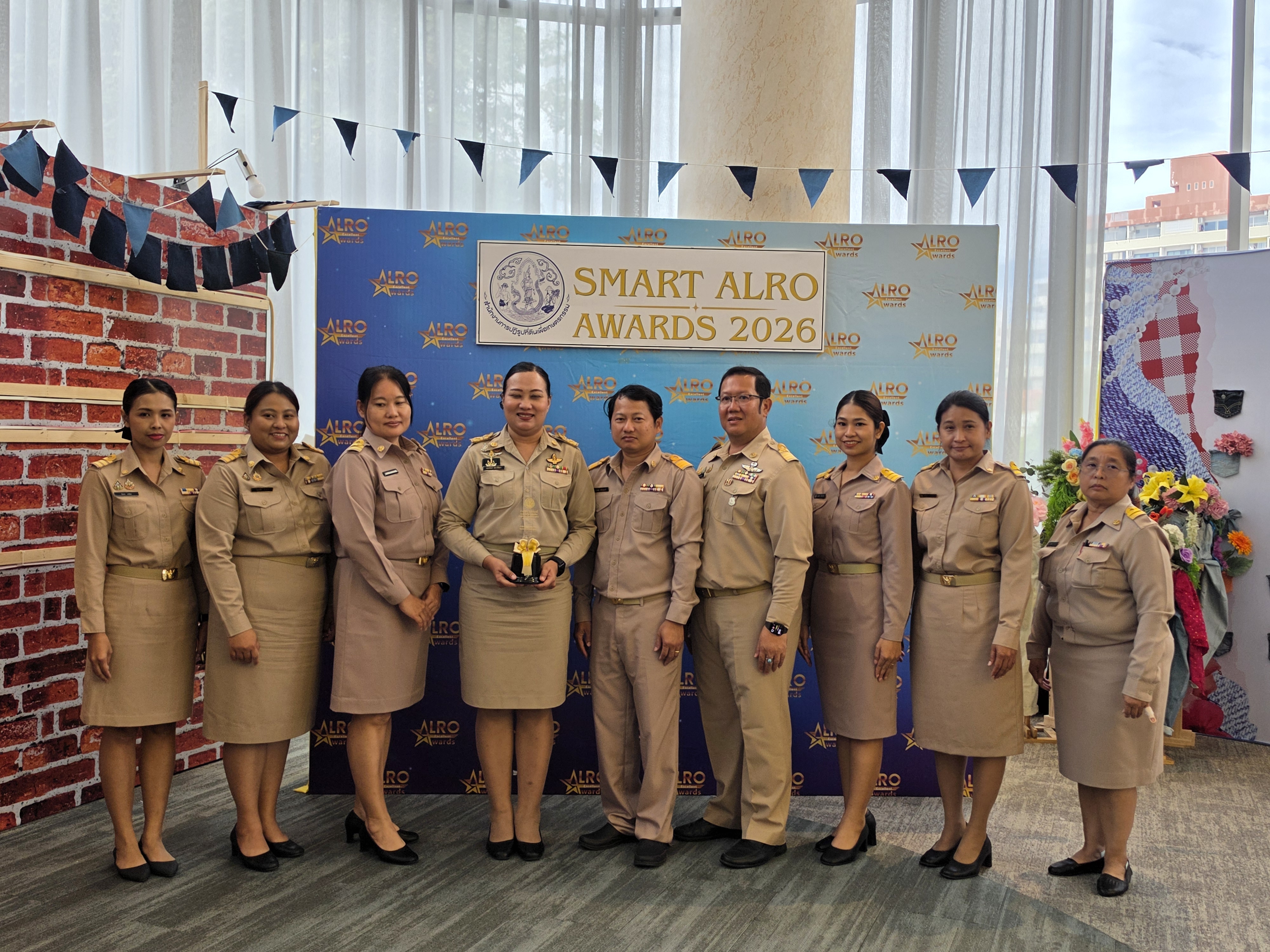title - นางสาวอมรรัตน์ แขวงโสภา ปฏิรูปที่ดินจังหวัดพระนครศรีอยุธยา พร้อมเจ้าหน้าที่ เข้ารับมอบรางวัล Smart ALRO ประจำปีงบประมาณ พ.ศ. ๒๕๖๙ สาขา รางวัลราชสัมฤทธิ์ แบ่งเป็นประเภทการบูรณาการขับเคลื่อนการพัฒนาตามแนวพระราชดำริ ประจำปี พ.ศ. ๒๕๖๙ และประเภทเครือข่ายขับเคลื่อนการพัฒนาตามแนวพระราชดำริ ประจำปี พ.ศ. ๒๕๖๙ 