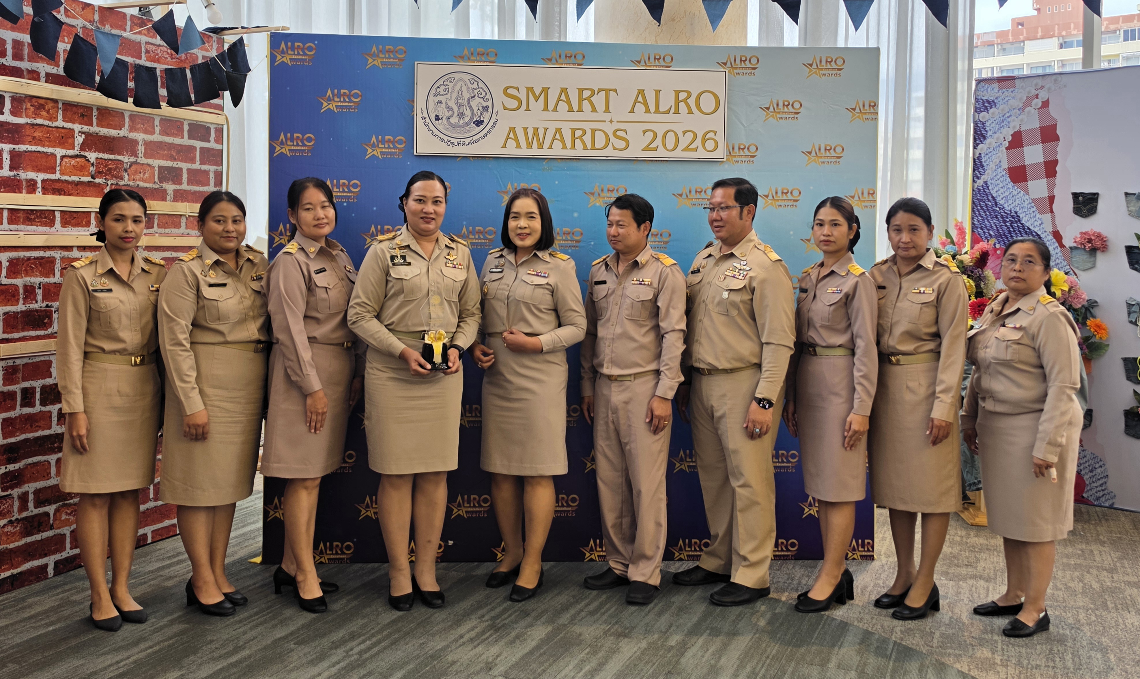 title - นางสาวอมรรัตน์ แขวงโสภา ปฏิรูปที่ดินจังหวัดพระนครศรีอยุธยา พร้อมเจ้าหน้าที่ เข้ารับมอบรางวัล Smart ALRO ประจำปีงบประมาณ พ.ศ. ๒๕๖๙ สาขา รางวัลราชสัมฤทธิ์ แบ่งเป็นประเภทการบูรณาการขับเคลื่อนการพัฒนาตามแนวพระราชดำริ ประจำปี พ.ศ. ๒๕๖๙ และประเภทเครือข่ายขับเคลื่อนการพัฒนาตามแนวพระราชดำริ ประจำปี พ.ศ. ๒๕๖๙ 