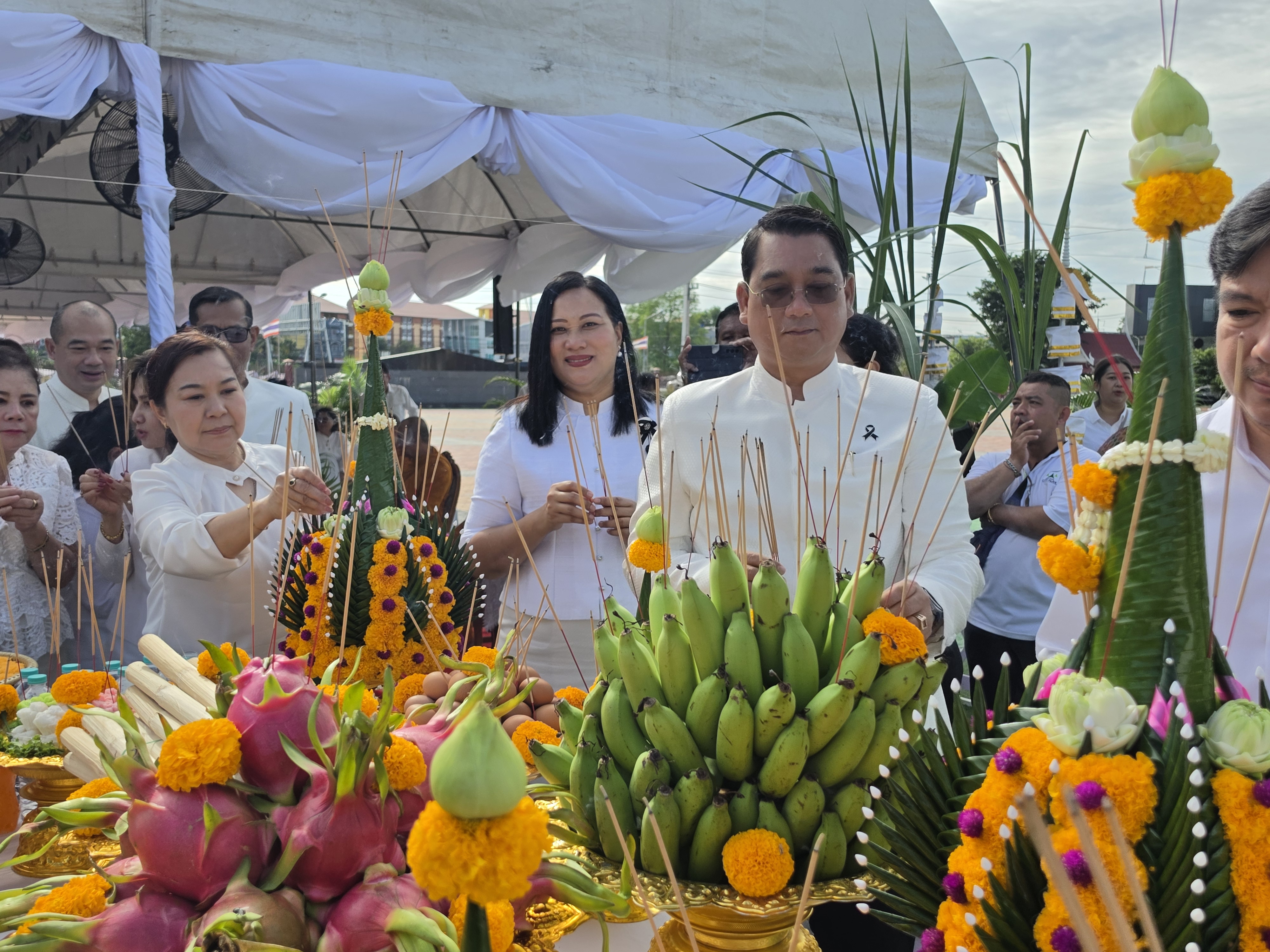 title - นางสาวอมรรัตน์ แขวงโสภา ปฏิรูปที่ดินจังหวัดพระนครศรีอยุธยา พร้อมด้วยเจ้าหน้าที่กลุ่มกฏหมาย เข้าร่วมพิธีตั้งศาลพระภูมิและศาลตายายประจำศาลาก