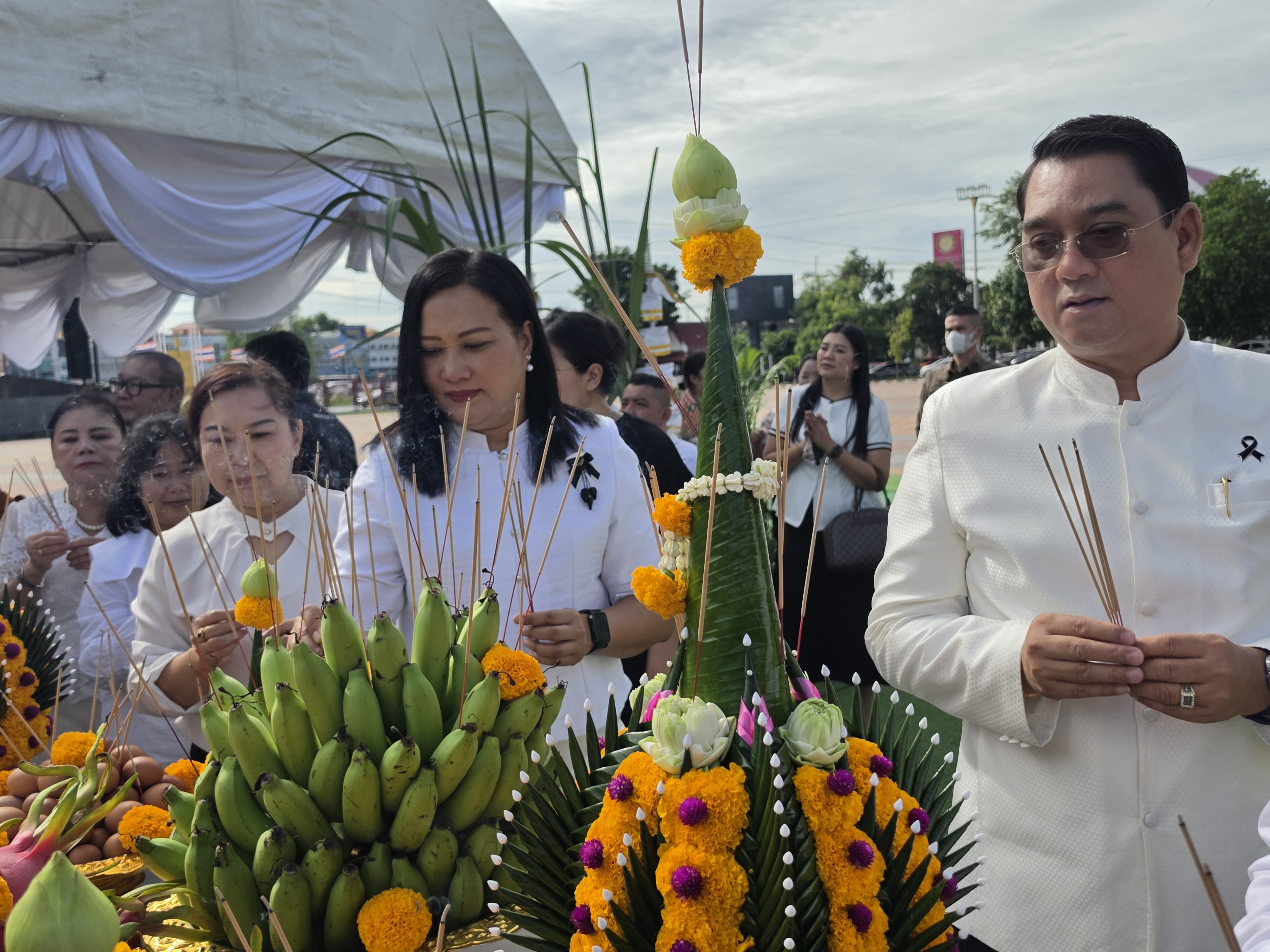 title - นางสาวอมรรัตน์ แขวงโสภา ปฏิรูปที่ดินจังหวัดพระนครศรีอยุธยา พร้อมด้วยเจ้าหน้าที่กลุ่มกฏหมาย เข้าร่วมพิธีตั้งศาลพระภูมิและศาลตายายประจำศาลาก