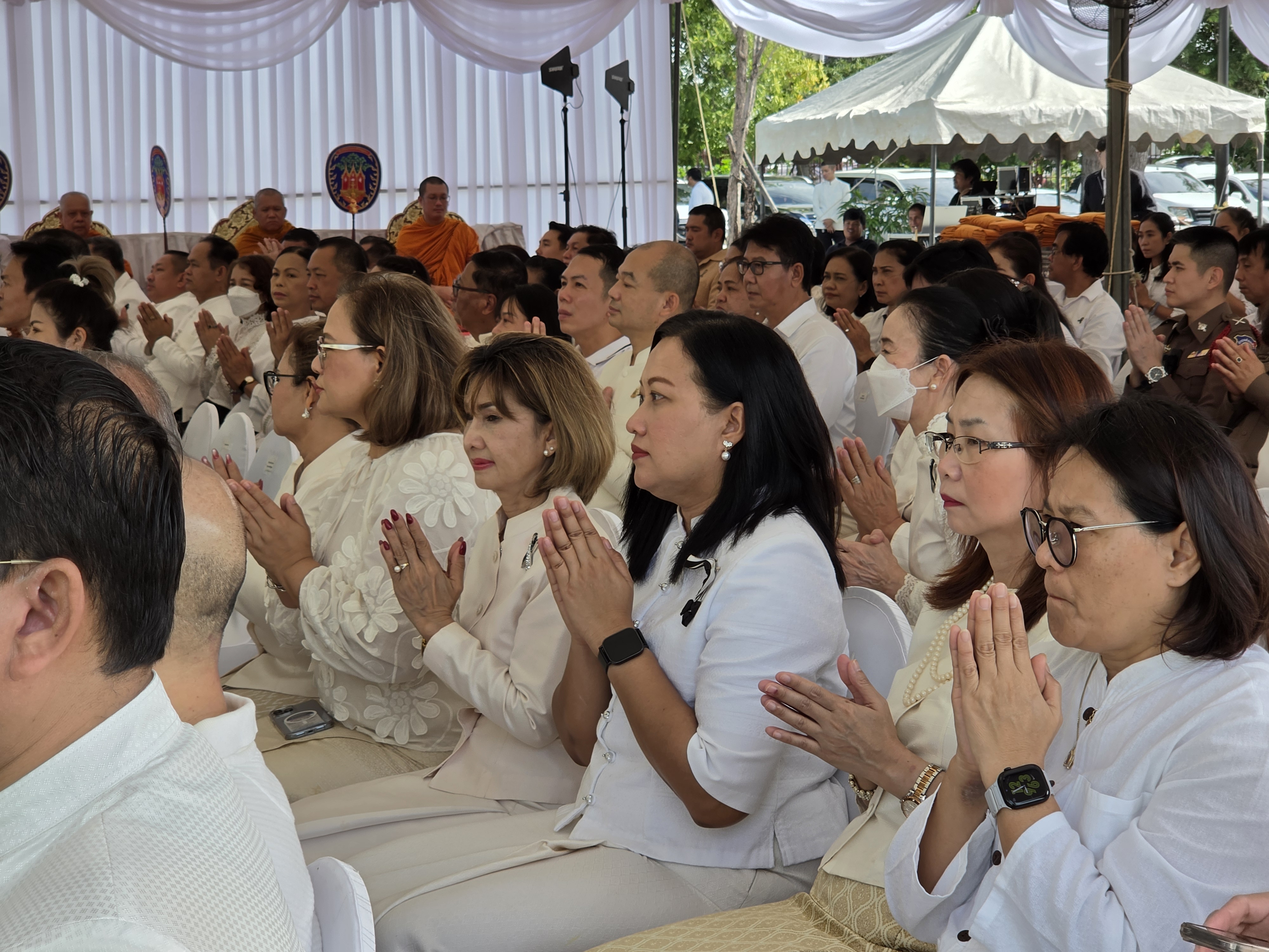 title - นางสาวอมรรัตน์ แขวงโสภา ปฏิรูปที่ดินจังหวัดพระนครศรีอยุธยา พร้อมด้วยเจ้าหน้าที่กลุ่มกฏหมาย เข้าร่วมพิธีตั้งศาลพระภูมิและศาลตายายประจำศาลาก