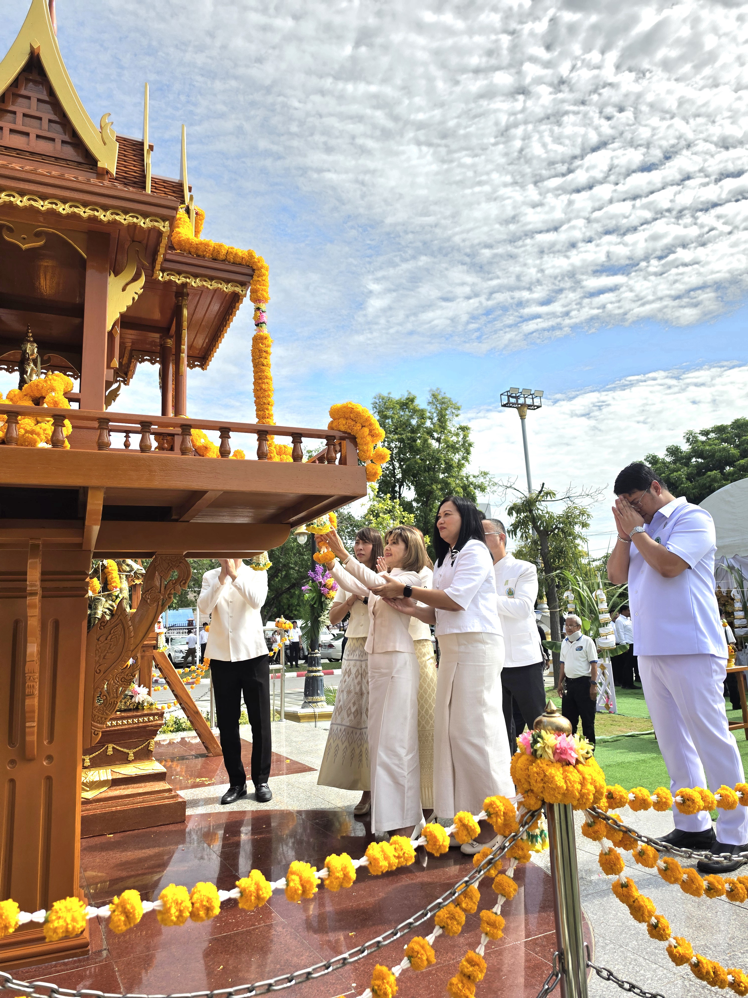 title - นางสาวอมรรัตน์ แขวงโสภา ปฏิรูปที่ดินจังหวัดพระนครศรีอยุธยา พร้อมด้วยเจ้าหน้าที่กลุ่มกฏหมาย เข้าร่วมพิธีตั้งศาลพระภูมิและศาลตายายประจำศาลาก