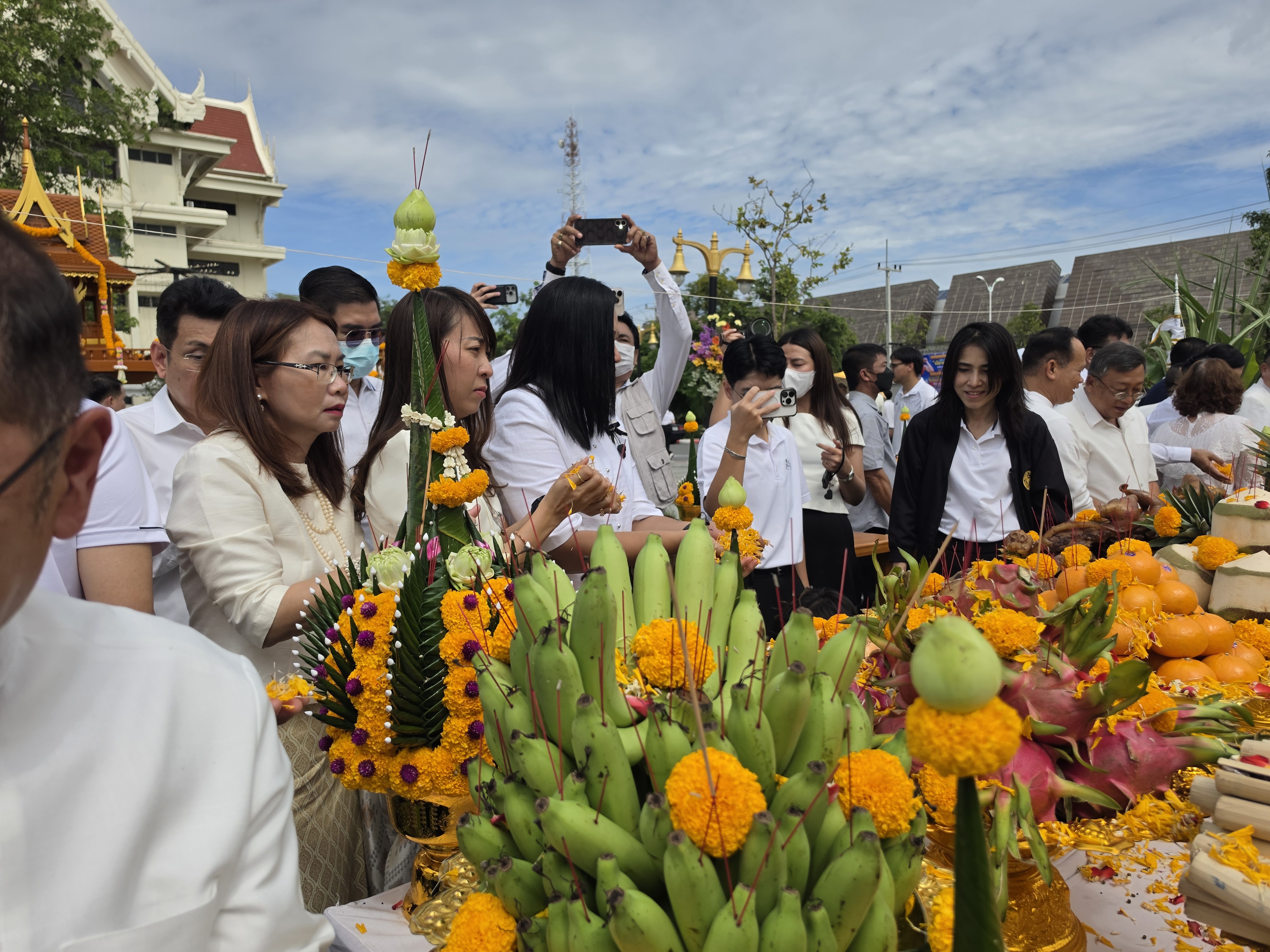 title - นางสาวอมรรัตน์ แขวงโสภา ปฏิรูปที่ดินจังหวัดพระนครศรีอยุธยา พร้อมด้วยเจ้าหน้าที่กลุ่มกฏหมาย เข้าร่วมพิธีตั้งศาลพระภูมิและศาลตายายประจำศาลาก