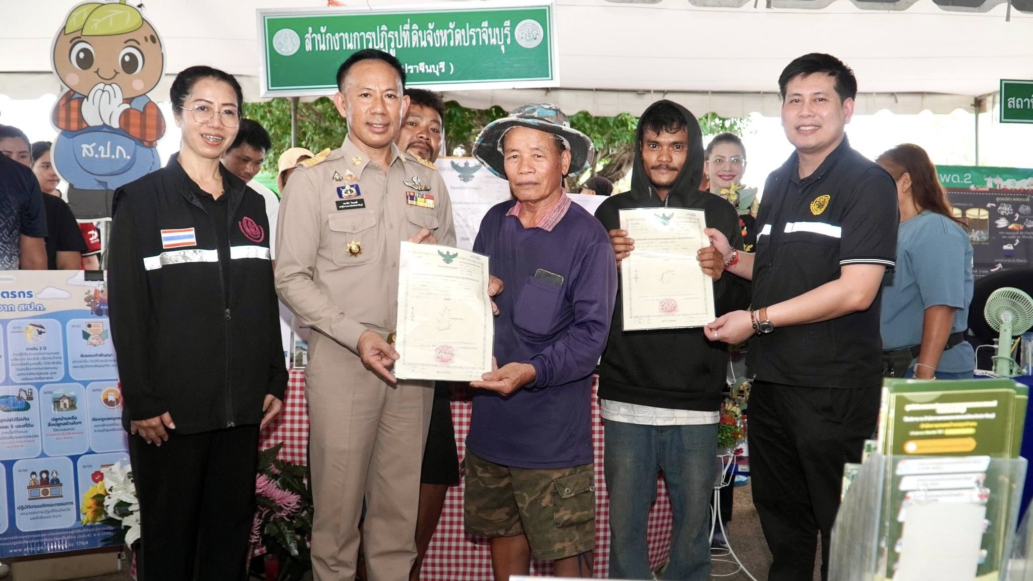 title - วันที่ 22 เมษายน 2569 นายวิทูล ประดิษฐบุญ ปฏิรูปที่ดินจังหวัดปราจีนบุรี  พร้อมด้วย เจ้าหน้าที่ ส.ป.ก.ปราจีนบุรี เข้าร่วมโครงการจังหวัดเคลื่อนที่  โครงการ 