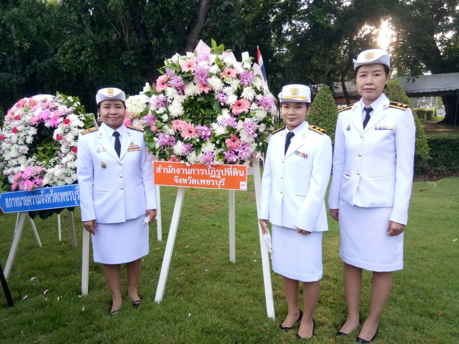 ส.ป.ก. เพชรบุรี เข้าร่วมพิธีวางพวงมาลาเนื่องในวันคล้ายวันสวรรคต พระบาทสมเด็จพระจุลจอมเกล้าเจ้าอยู่หัว (วันปิยมหาราช)