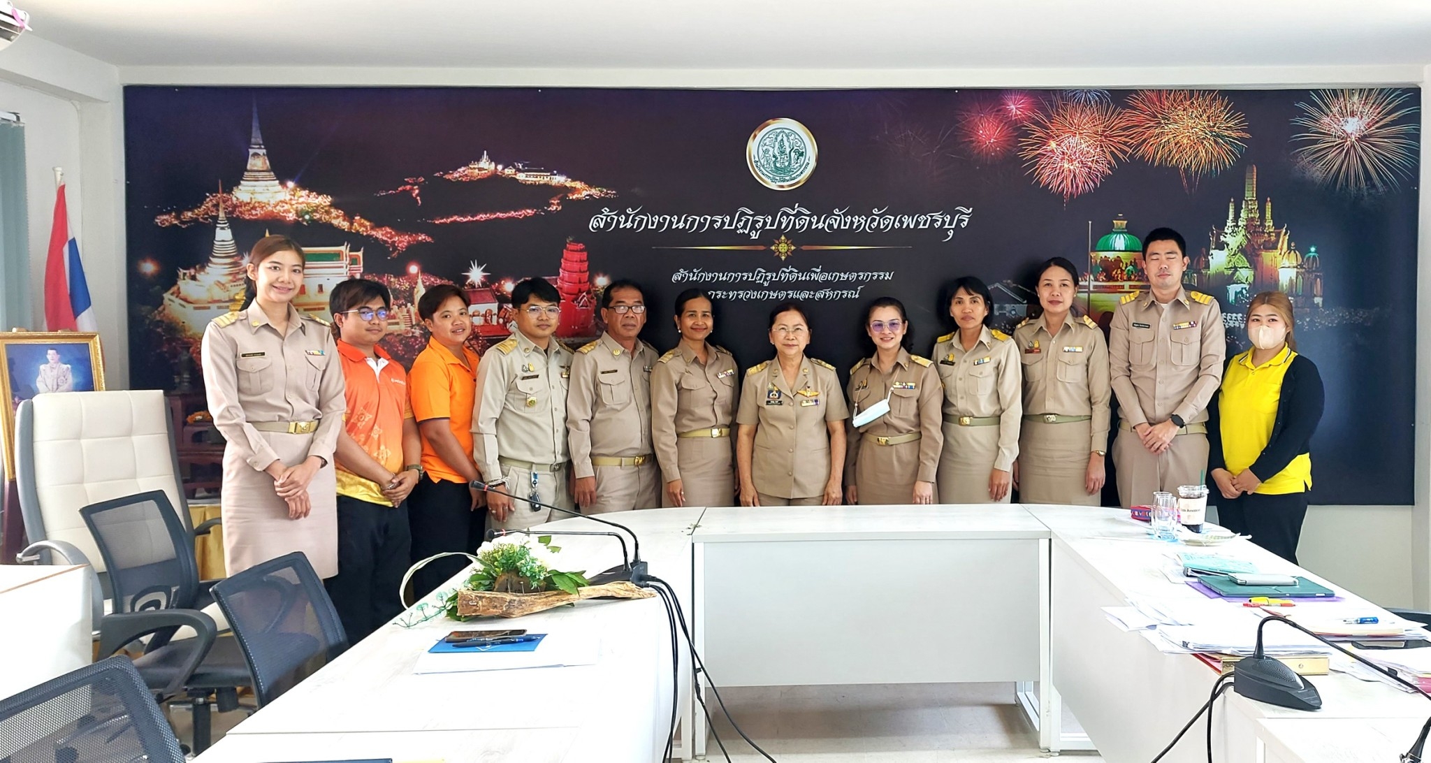 ส.ป.ก.เพชรบุรี ประชุมตรวจติดตามสรุปผลการดำเนินงานของสำนักงานงานการปฏิรูปที่ดินจังหวัดเพชรบุรี (ส.ป.ก.เพชรบุรี) ตามแผนงาน/โครงการสำนักงานการปฏิรูปที่ดินเพื่อเกษตรกรรม ประจำปีงบประมาณ พ.ศ. 2566 และ พ.ศ. 2567