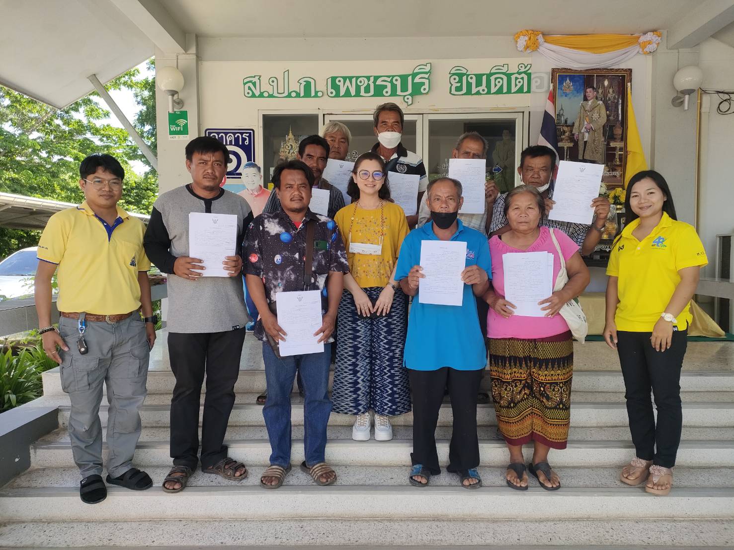  ส.ป.ก.เพชรบุรี ดำเนินการเปลี่ยนสัญญาเช่าซื้อเป็นสัญญาเช่าให้กับเกษตรกรที่มีความประสงค์ จำนวน 9 ราย 18 สัญญา เนื้อที่ 126-0-0 ไร่