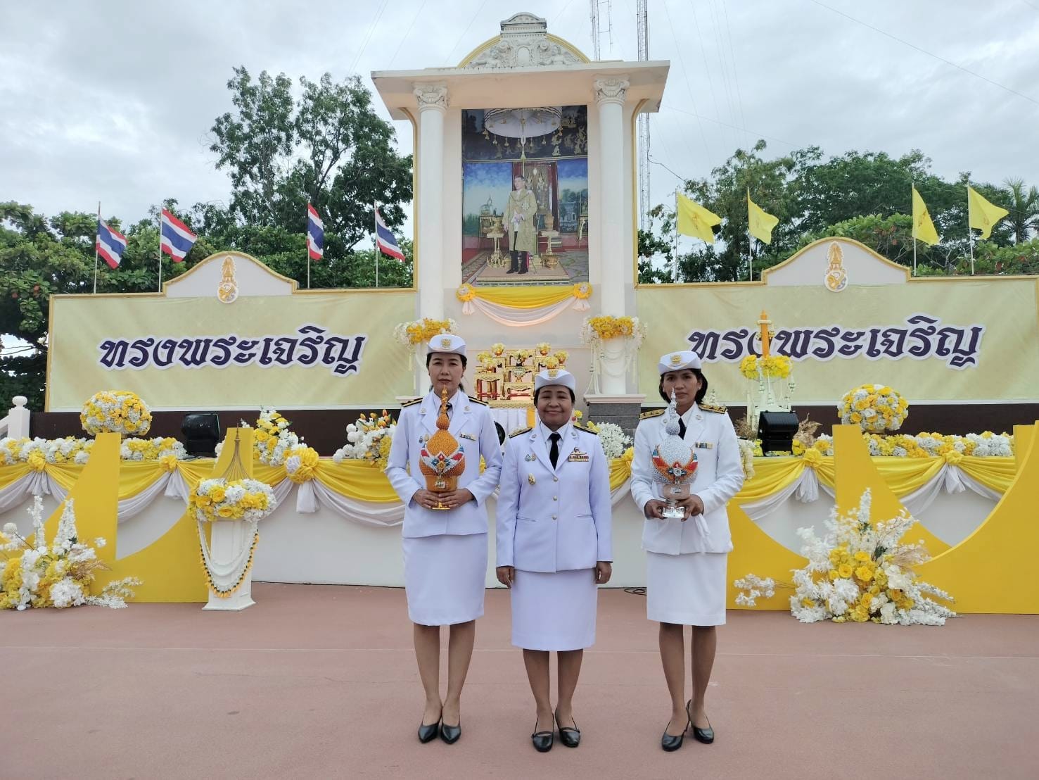 ส.ป.ก.เพชรบุรี เข้าร่วมพิธีถวายเครื่องราชสักการะและวางพานพุ่ม และพิธีจุดเทียนถวายพระพรชัยมงคล 