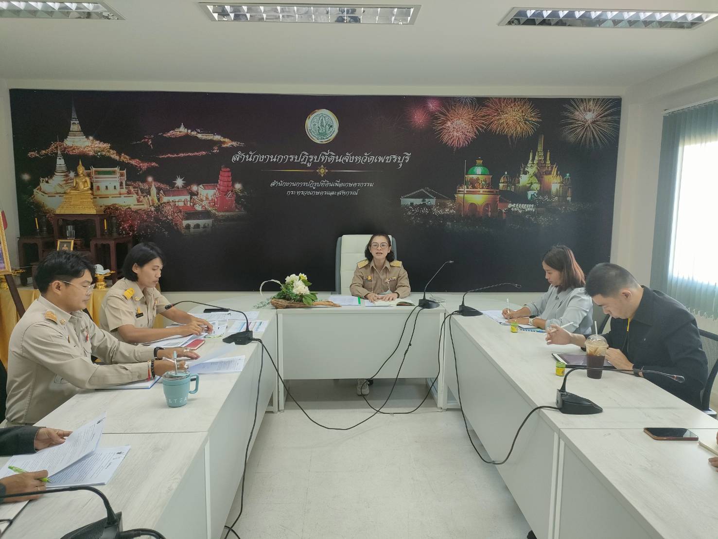 ส.ป.ก. เพชรบุรี จัดประชุมสำนักงานการปฏิรูปที่ดินจังหวัดเพชรบุรี ครั้งที่ 2/2567