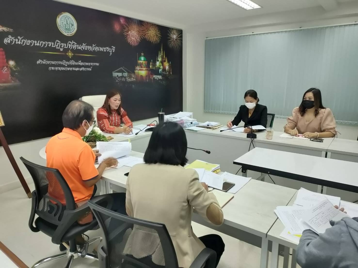 ส.ป.ก.เพชรบุรี จัดประชุมคณะทำงานกลั่นกรองการคัดเลือกและจัดที่ดินให้แก่เกษตรกรในเขตปฏิรูปที่ดิน จังหวัดเพชรบุรี ครั้งที่ 3/2565