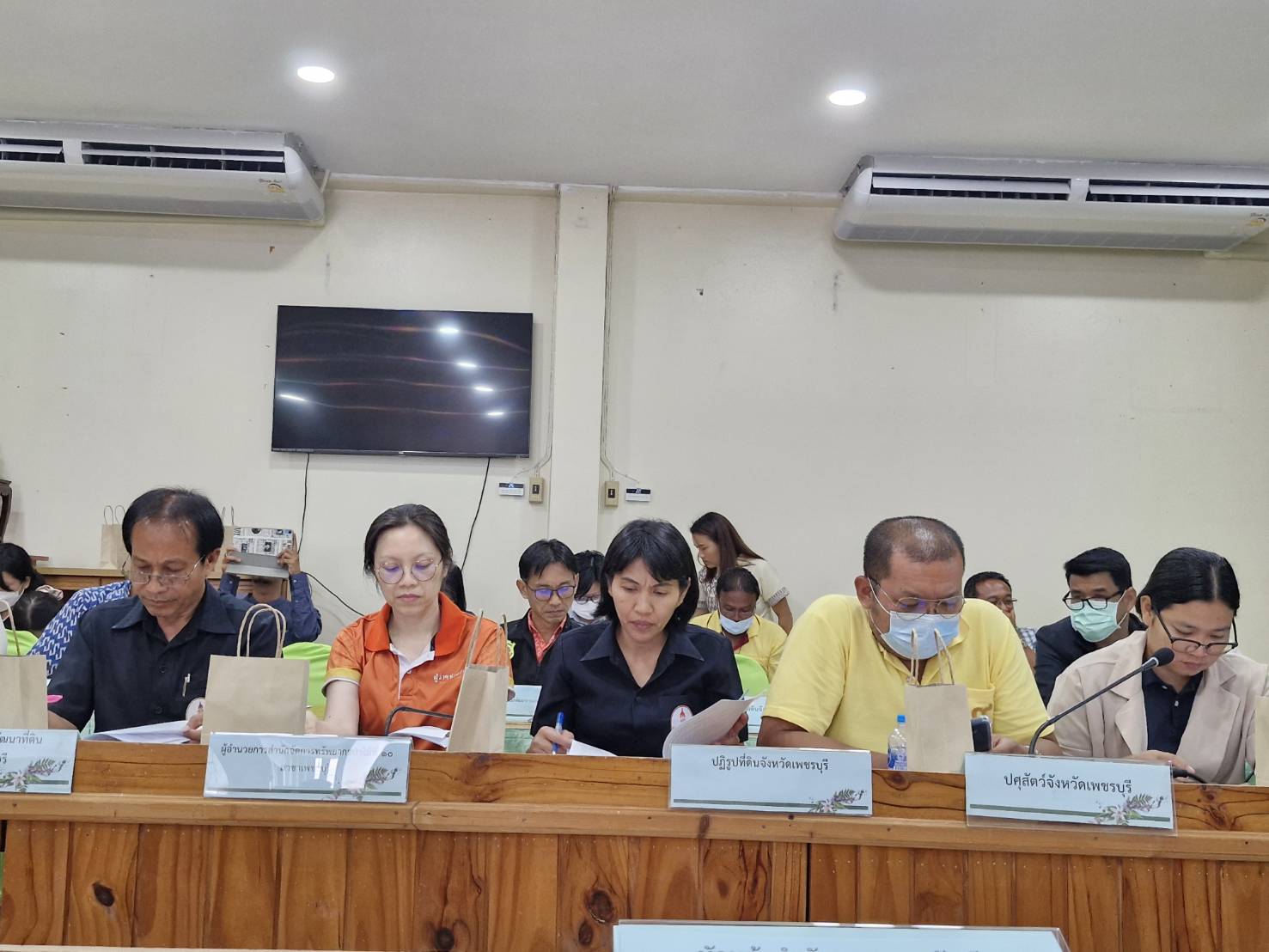 ส.ป.ก.เพชรบุรี เข้าร่วมประชุมคณะทำงานส่งเสริมพัฒนาอาชีพและการตลาดภายใต้คณะอนุกรรมการนโยบายที่ดิน (คทช.) จังหวัดเพชรบุรี ครั้งที่ 2/2567