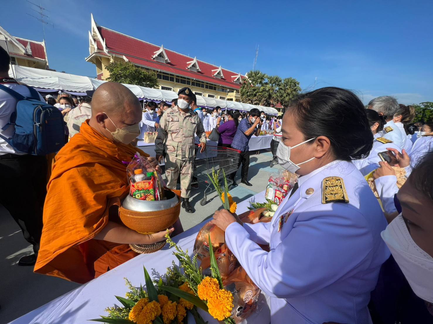 ส.ป.ก. เพชรบุรี ร่วมพิธีทำบุญตักบาตรข้าวสาร อาหารแห้ง และเครื่องใช้เพื่อถวายเป็นพระราชกุศล แด่พระสงฆ์สามเณร จำนวน 46 รูป