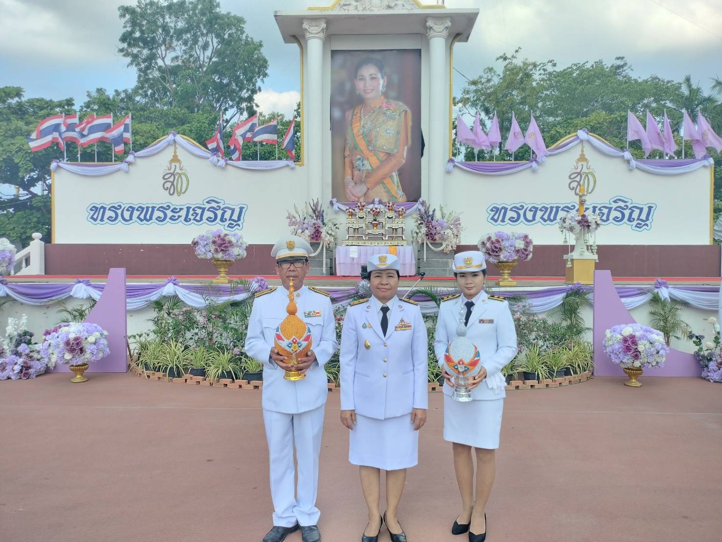 เข้าร่วมพิธีถวายเครื่องราชสักการะ วางพานพุ่มเงิน พุ่มทอง และจุดเทียนถวายพระพรชัยมงคล เพื่อเฉลิมพระเกียรติ และแสดงออกถึงความจงรักภักดี เนื่องในโอกาสวันเฉลิมพระชนมพรรษา สมเด็จพระนางเจ้าสุทิดา พัชรสุธาพิมลลักษณ พระบรมราชินี