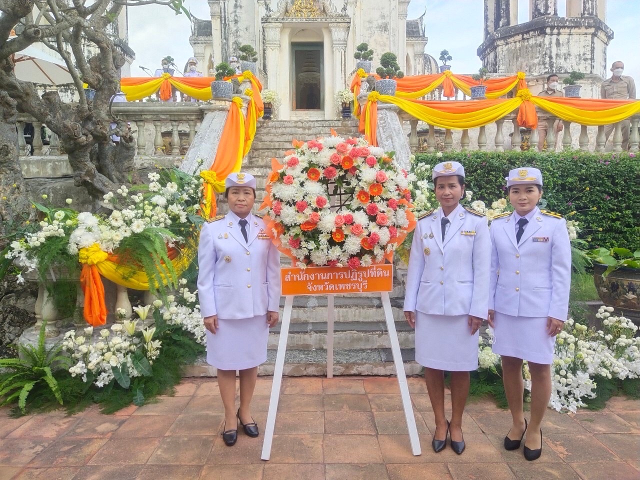  ส.ป.ก.เพชรบุรี ร่วมพิธีวางพวงมาลา และถวายเครื่องราชสักการะ เนื่องในวันรัฐพิธี ที่ระลึกพระบาทสมเด็จพระจอมเกล้าเจ้าอยู่หัว รัชกาลที่ 4 
