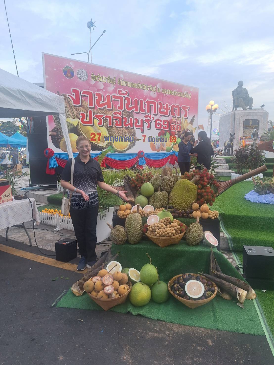 title - วันที่ 30 พฤษภาคม 2569 นายวิทูล ประดิษฐบุญ ปฏิรูปที่ดินจังหวัดปราจีนบุรี  มอบหมายให้ ผู้อำนวยการกลุ่มยุทธศาสตร์และการปฏิรูปที่ดิน พร้อมด้วย  เจ้าหน้าที่ ส.ป.ก.ปราจีนบุรี เข้าร่วมพิธีเปิดงานเกษตรจังหวัดปราจีนบุรีครั้งที่ 60  ณ บริเวณลานพระบรมราชานุสาวรีย์ รัชกาลที่ 5 