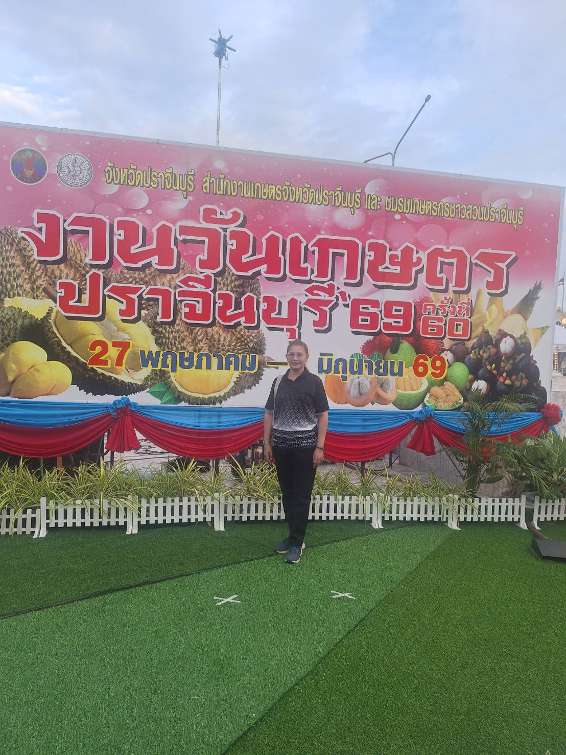 title - วันที่ 30 พฤษภาคม 2569 นายวิทูล ประดิษฐบุญ ปฏิรูปที่ดินจังหวัดปราจีนบุรี  มอบหมายให้ ผู้อำนวยการกลุ่มยุทธศาสตร์และการปฏิรูปที่ดิน พร้อมด้วย  เจ้าหน้าที่ ส.ป.ก.ปราจีนบุรี เข้าร่วมพิธีเปิดงานเกษตรจังหวัดปราจีนบุรีครั้งที่ 60  ณ บริเวณลานพระบรมราชานุสาวรีย์ รัชกาลที่ 5 