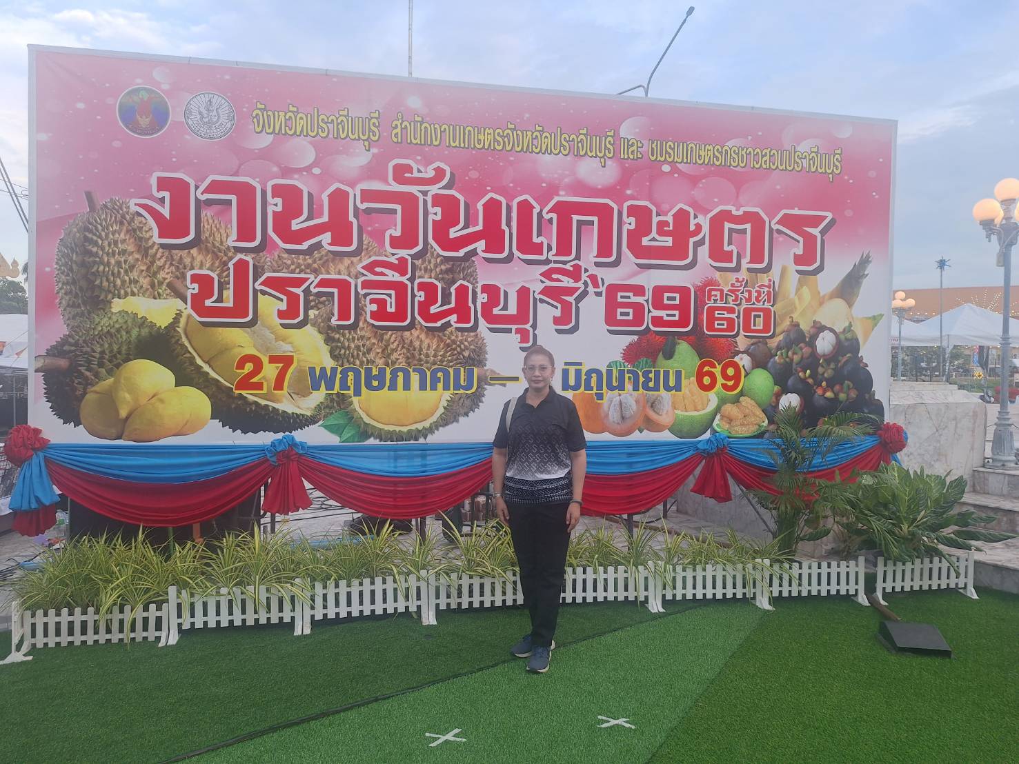 title - วันที่ 30 พฤษภาคม 2569 นายวิทูล ประดิษฐบุญ ปฏิรูปที่ดินจังหวัดปราจีนบุรี  มอบหมายให้ ผู้อำนวยการกลุ่มยุทธศาสตร์และการปฏิรูปที่ดิน พร้อมด้วย  เจ้าหน้าที่ ส.ป.ก.ปราจีนบุรี เข้าร่วมพิธีเปิดงานเกษตรจังหวัดปราจีนบุรีครั้งที่ 60  ณ บริเวณลานพระบรมราชานุสาวรีย์ รัชกาลที่ 5 