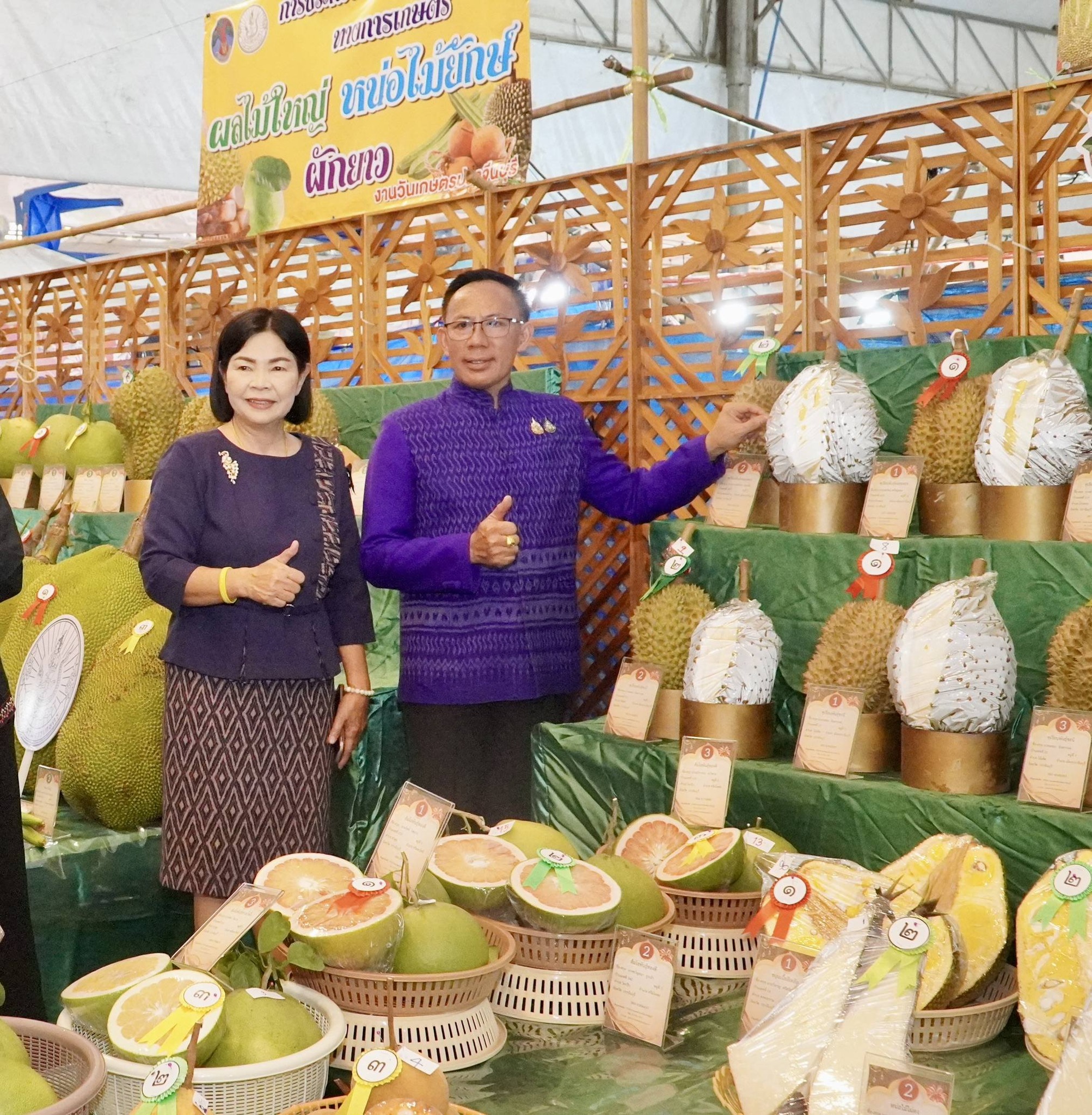 title - วันที่ 30 พฤษภาคม 2569 นายวิทูล ประดิษฐบุญ ปฏิรูปที่ดินจังหวัดปราจีนบุรี  มอบหมายให้ ผู้อำนวยการกลุ่มยุทธศาสตร์และการปฏิรูปที่ดิน พร้อมด้วย  เจ้าหน้าที่ ส.ป.ก.ปราจีนบุรี เข้าร่วมพิธีเปิดงานเกษตรจังหวัดปราจีนบุรีครั้งที่ 60  ณ บริเวณลานพระบรมราชานุสาวรีย์ รัชกาลที่ 5 