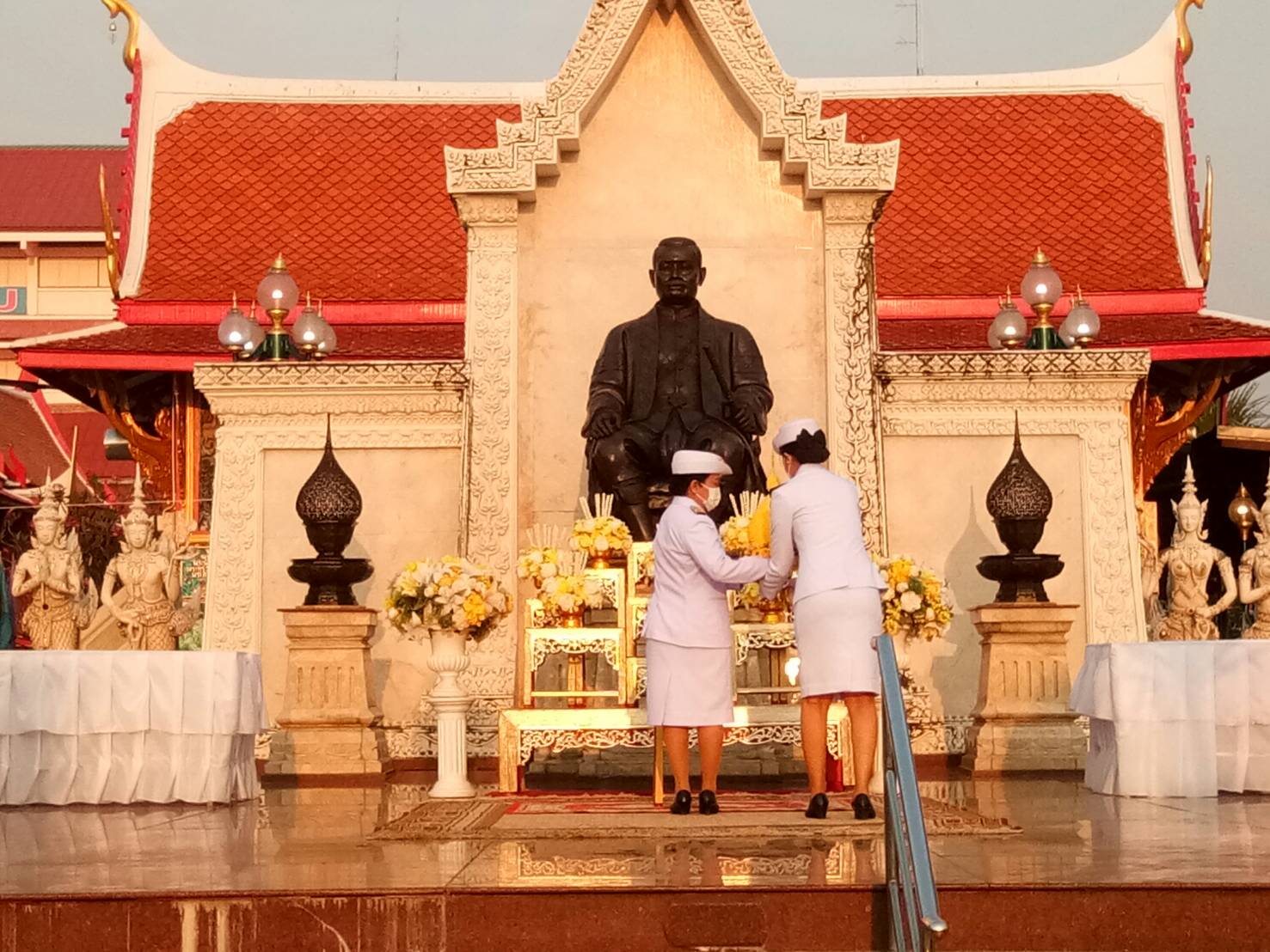 ส.ป.ก.เพชรบุรี ร่วมพิธีถวายราชสักการะและวางพานพุ่ม เนื่องใน วันที่ระลึกพระบาทสมเด็จพระนั่งเกล้าเจ้าอยู่หัว พระมหาเจษฎาราชเจ้า และพิธีวันข้าราชการพลเรือน ประจำปี พ.ศ. 2566 