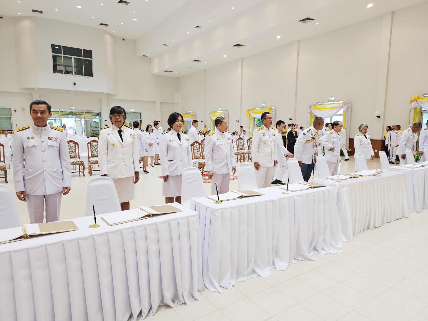 วันอาทิตย์ที่ 28 กรกฎาคม 2567 เวลา 08.30 น. นางนิภาพร ลิ้มประยูร นักวิชาการปฏิรูปที่ดินชำนาญการพิเศษ รักษาการแทนปฏิรูปที่ดินจังหวัดสระบุรี เข้าร่วมพิธีถวายสัตย์ปฏิญาณเพื่อเป็นข้าราชการที่ดีของแผ่นดิน  เพื่อแสดงความจงรักภักดีและสำนึกในพระมหากรุณาธิคุณ  เนื่องในโอกาสวันเฉลิมพระชนมพรรษา 6 รอบ 72 พรรษา 28 กรกฎาคม 2567               โดยรองผู้ว่าราชการจังหวัดสระบุรี   นำผู้เข้าร่วมพิธีกล่าวคำถวายสัตย์ปฏิญาณเพื่อเป็นข้าราชการที่ดีของแผ่นดิน   เพื่อให้ข้าราชการและเจ้าหน้าที่ของรัฐ ได้แสดงความมุ่งมั่นแน่วแน่ที่จะเป็นข้าราชการที่ดีและพลังของแผ่นดิน ปฏิบัติหน้าที่ตามรอยพระยุคลบาทในฐานะข้าของแผ่นดินให้เกิดประโยชน์สุขแก่ประชาชนและประเทศชาติสืบไป ณ หอประชุมศูนย์ราชการจังหวัดสระบุรี