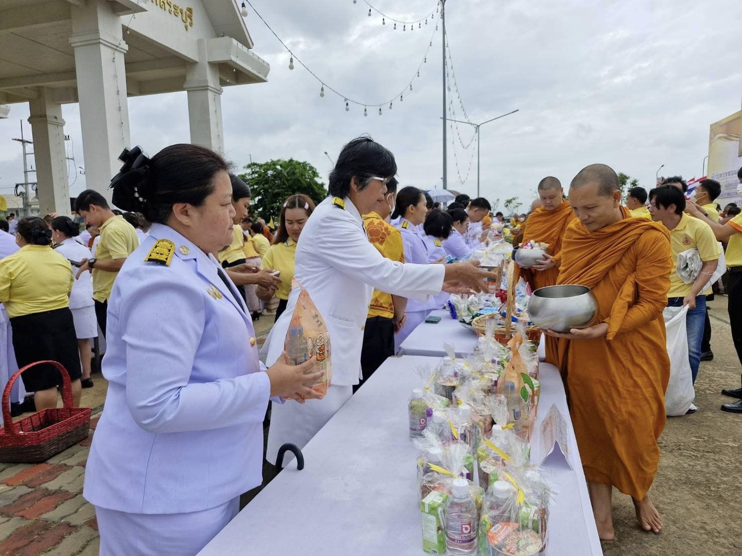 วันอาทิตย์ที่ 28 กรกฎาคม 2567 เวลา 07.30 น. นางนิภาพร ลิ้มประยูร นักวิชาการปฏิรูปที่ดินชำนาญการพิเศษ รักษาราชการแทนปฏิรูปที่ดินจังหวัดสระบุรี พร้อมเจ้าหน้าที ร่วมพิธีเจริญพระพุทธมนต์ บำเพ็ญพระราชกุศลและตักบาตรข้าวสารอาหารแห้ง พระสงฆ์จำนวน 73 รูป  เพื่อถวายเป็นพระราชกุศลแด่พระบาทสมเด็จเจ้าอยู่หัว เนื่องในโอกาสวันเฉลิมพระชนมพรรษา 6 รอบ 72 พรรษา 28 กรกฎาคม 2567             โดยมี นายพลวรรธน์ เทียนชัยมงคล รองผู้ว่าราชการจังหวัดสระบุรี เป็นประธานในพิธีจังหวัดสระบุรีได้จัดนิทรรศการเฉลิมพระเกียรติพระบาทสมเด็จเจ้าอยู่หัว เนื่องในโอกาสวันเฉลิมพระชนมพรรษา 6 รอบ 72 พรรษา 28 กรกฎาคม 2567เพื่อเผยแพร่พระราชประวัติ พระราชกรณียกิจ และพระอัจฉริยภาพของพระบาทสมเด็จพระเจ้าอยู่หัว และเพื่อให้ประชาชนได้น้อมสำนึกในพระมหากรุณาธิคุณที่เปี่ยมล้นด้วยพระเมตตา อันก่อให้เกิดคุณูปการต่อประเทศไทย ทั้งนี้พสกนิกรจังหวัดสระบุรี ต่างน้อมสำนึกในพระมหากรุณาธิคุณของพระบาทสมเด็จพระเจ้าอยู่หัวอย่างหาที่สุดมิได้ ณ หอประชุมจังหวัดสระบุรี