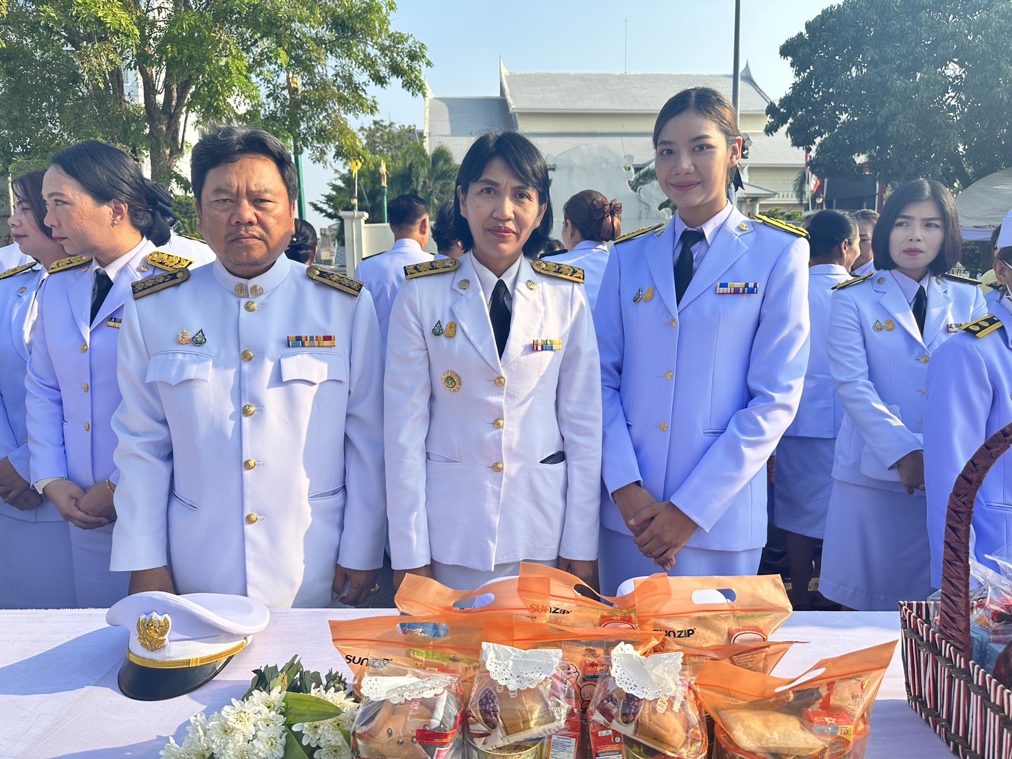 ส.ป.ก.เพชรบุรี เข้าร่วมพิธีทำบุญตักบาตรถวายพระราชกุศล พระสงฆ์และสามเณร จำนวน 50 รูป และพิธีวางพุ่มดอกไม้และถวายราชสดุดี เนื่องใน“วันที่ระลึกพระบาทสมเด็จพระพุทธยอดฟ้าจุฬาโลกมหาราชและวันที่ระลึกมหาจักรีบรมราชวงศ์”