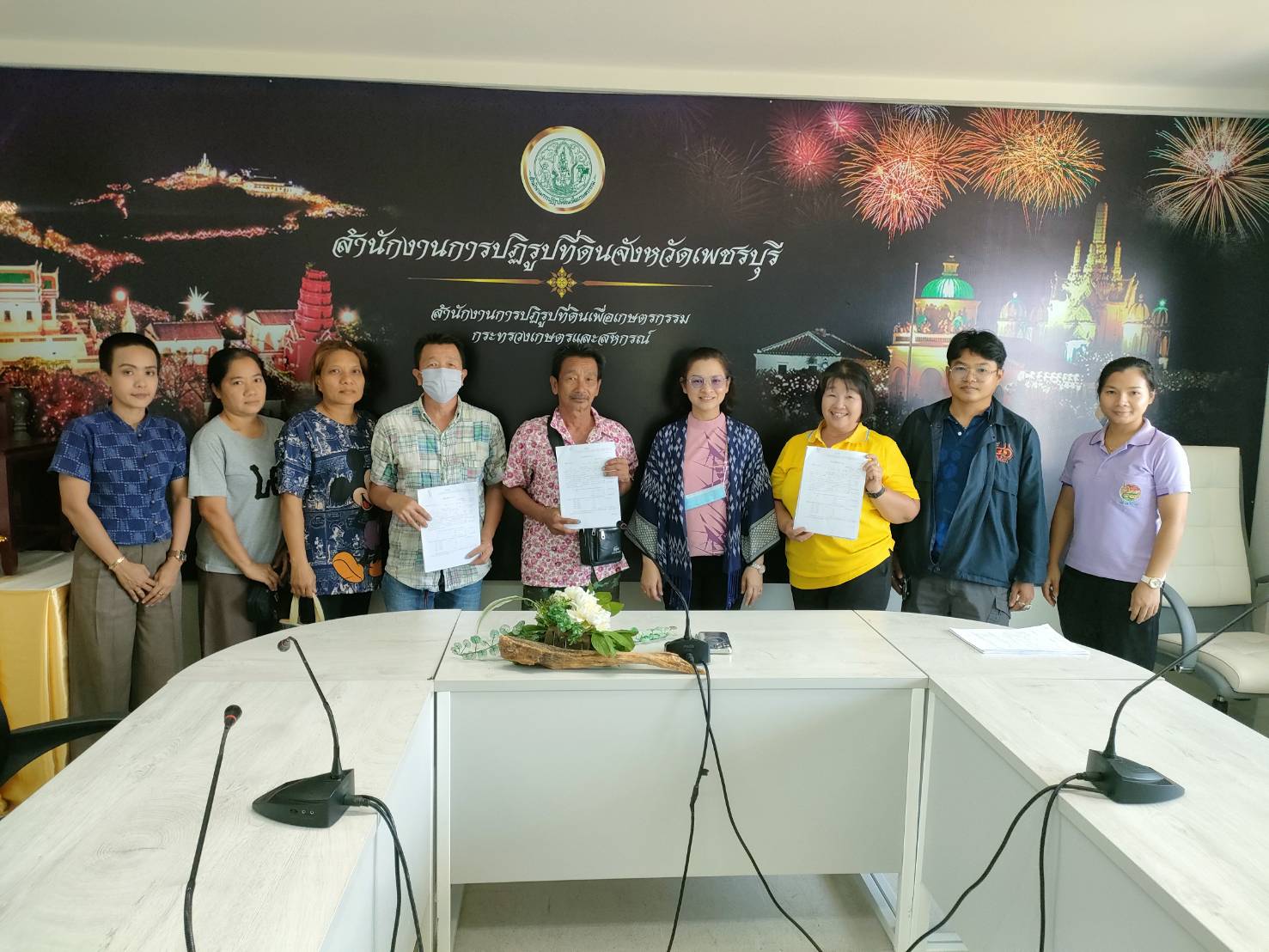 ส.ป.ก. เพชรบุรี ดำเนินการจัดทำสัญญากู้ยืมเงินกองทุนการปฏิรูปที่ดินเพื่อเกษตรกรรม และมอบสินเชื่อให้แก่เกษตรกรในเขตปฏิรูปที่ดินจังหวัดเพชรบุรี
