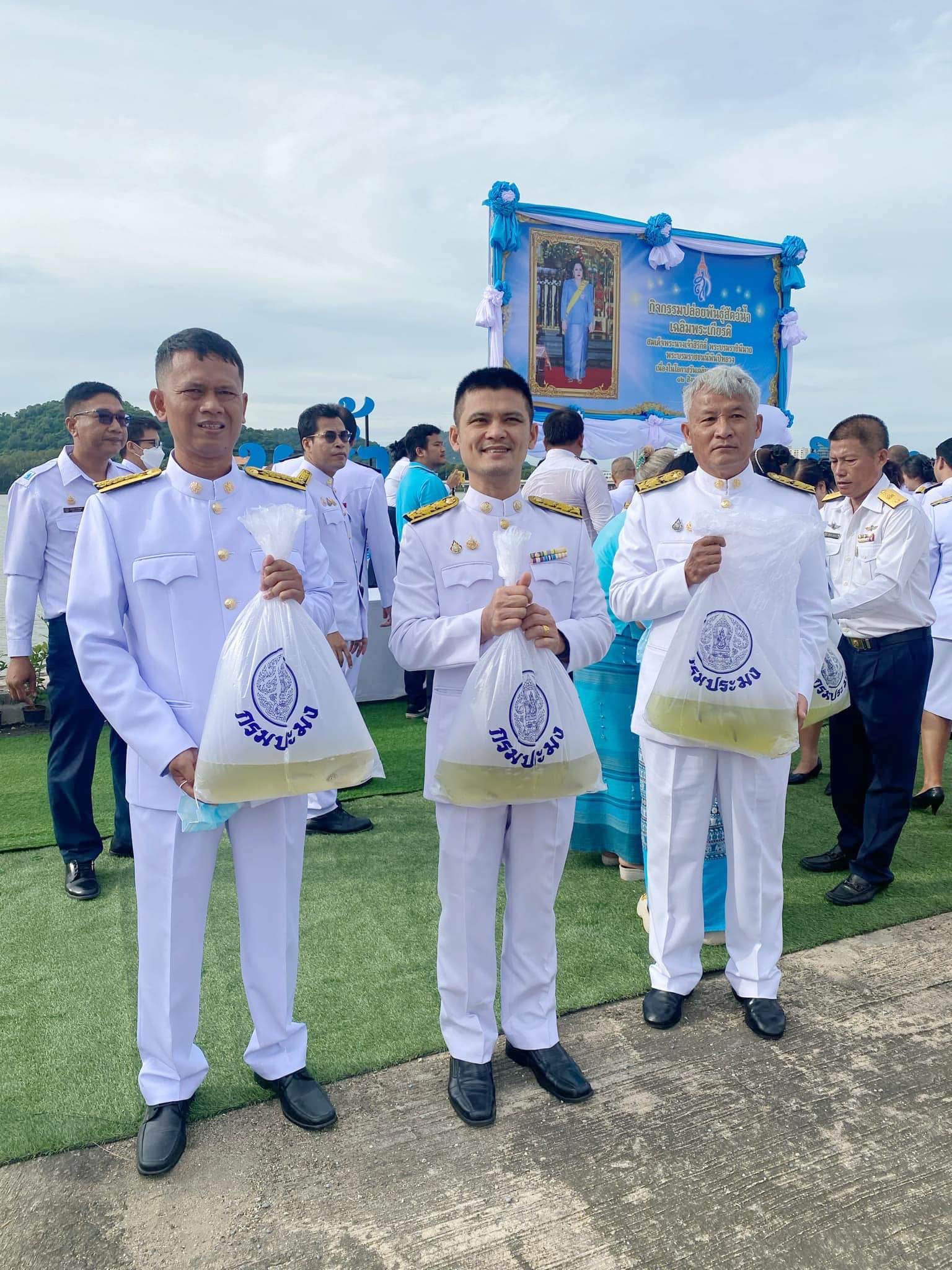 วันที่ ๒๒ พฤศจิกายน ๒๕๖๖   นายบรรจง ปองนาน ปฏิรูปที่ดินจังหวัดสระบุรี มอบหมายให้กลุ่มยุทธศาสตร์และการปฏิรูปที่ดิน สำนักงานการปฏิรูปที่ดินจังหวัดสระบุรี (ส.ป.ก. สระบุรี) เข้าร่วมกิจกรรมโครงการ “หน่วยบำบัดทุกข์ บำรุงสุข สร้างรอยยิ้ม ให้ประชาชน” จังหวัดสระบุรี ปีงบประมาณ ๒๕๖๗ ณ วัดหนองคณฑี หมู่ที่ ๔ ตำบลพุกร่าง อำเภอพระพุทธบาท จังหวัดสระบุรี โดยนายบัญชา เชาวรินทร์ ผู้ว่าราชการจังหวัดสระบุรี พร้อมคณะเหล่ากาชาดจังหวัดสระบุรี ส่วนราชการ หน่วยงานรัฐวิสาหกิจ และภาคเอกชน ออกให้บริการด้านต่างๆ เพื่ออำนวยความสะดวกแก่ชาวพระพุทธบาทและพบปะประชาชนเพื่อรับฟังปัญหาความเดือดร้อนและความต้องการของประชาชนในพื้นที่ ในกิจกรรมดังกล่าวมีประชาชนสนใจเข้าร่วมงานประมาณ ๑๕๐ คน