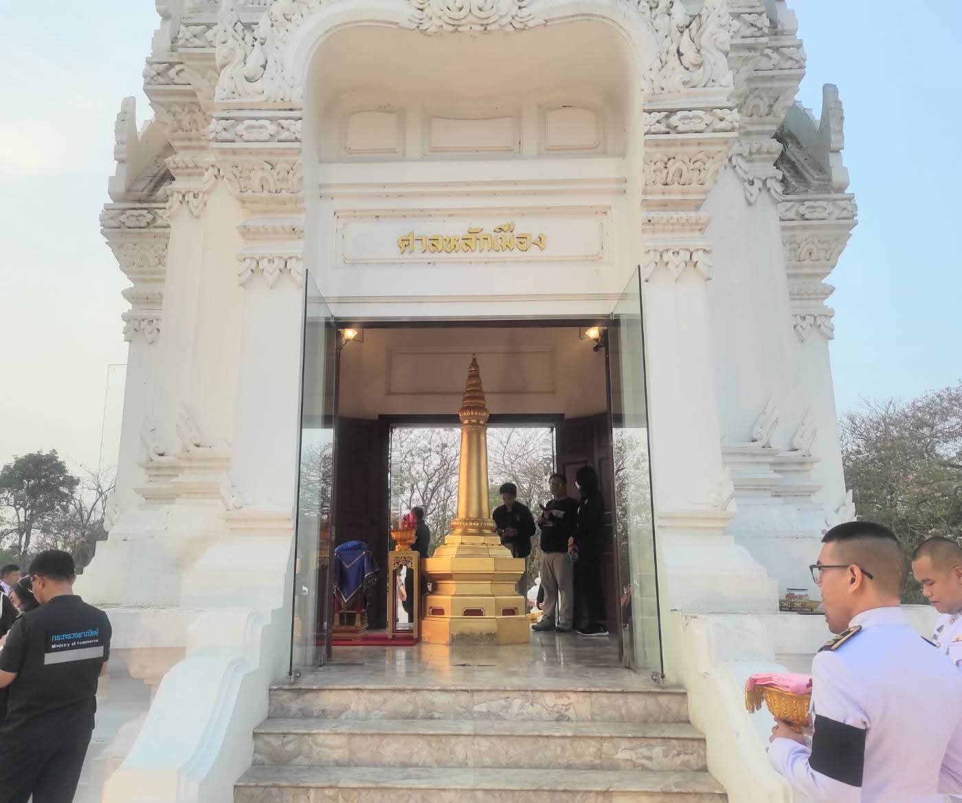 title - ปฏิรูปที่ดินจังหวัดพระนครศรีอยุธยา เข้าร่วมพิธีทำบุญเนื่องในวันครบรอบ ๖๗๖ ปี แห่งการสถาปนากรุงศรีอยุธยาเป็นราชธานี เพื่อเทิดพระเกียรติแด่สมเด็จพระรามาธิบดีที่ ๑ หรือพระเจ้าอู่ทอง องค์ปฐมบรมกษัตริย์ผู้สถาปนากรุงศรีอยุธยาเป็นราชธานีเมื่อปี พ.ศ. ๑๘๙๓