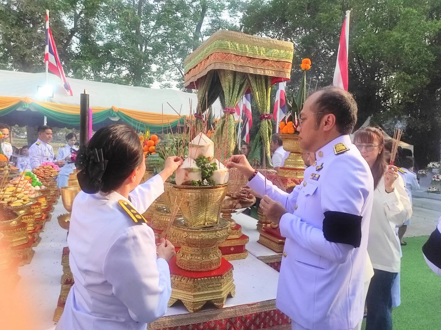 title - ปฏิรูปที่ดินจังหวัดพระนครศรีอยุธยา เข้าร่วมพิธีทำบุญเนื่องในวันครบรอบ ๖๗๖ ปี แห่งการสถาปนากรุงศรีอยุธยาเป็นราชธานี เพื่อเทิดพระเกียรติแด่สมเด็จพระรามาธิบดีที่ ๑ หรือพระเจ้าอู่ทอง องค์ปฐมบรมกษัตริย์ผู้สถาปนากรุงศรีอยุธยาเป็นราชธานีเมื่อปี พ.ศ. ๑๘๙๓