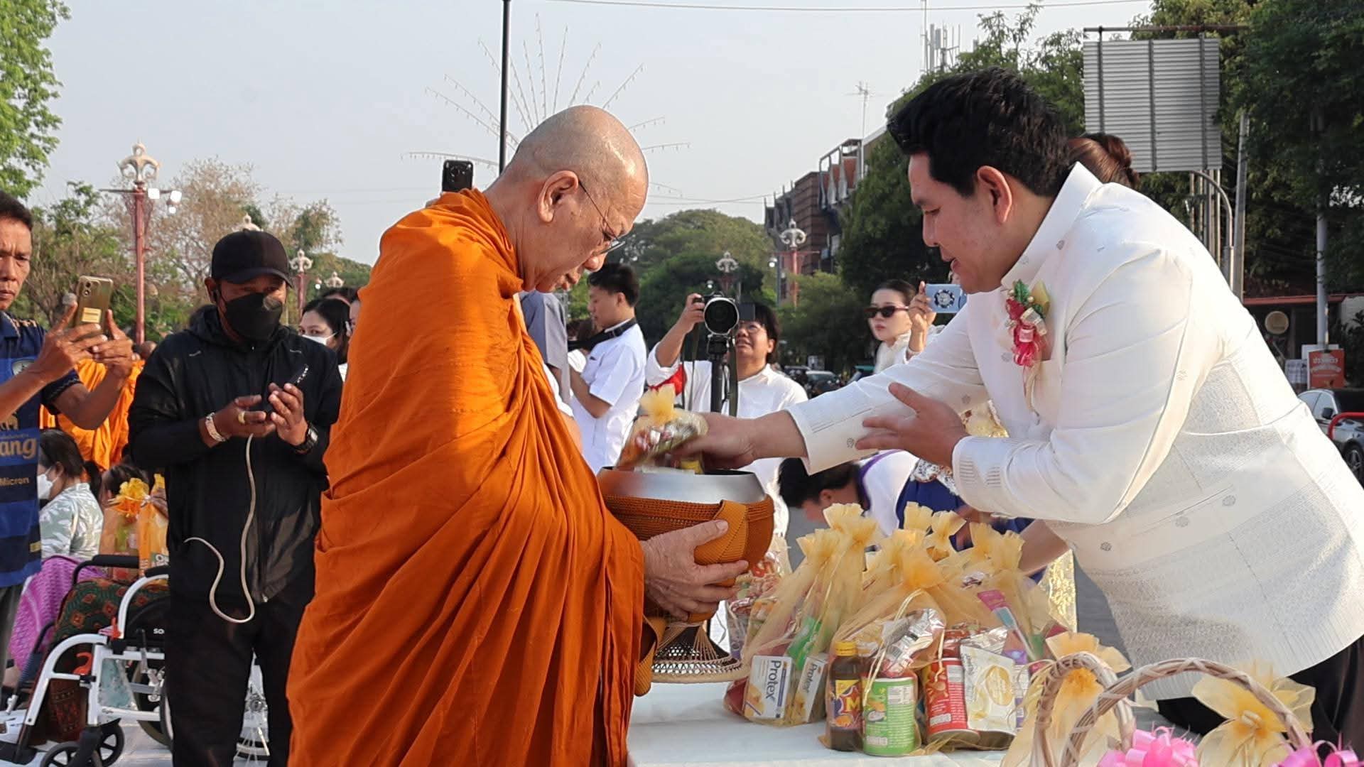 title - ส.ป.ก.พระนครศรีอยุธยา ร่วมทำบุญเมือง ๖๗๖ ปี วันสถาปนากรุงศรีอยุธยา ตักบาตรพระสงฆ์ ๑,๑๐๙ รูป  