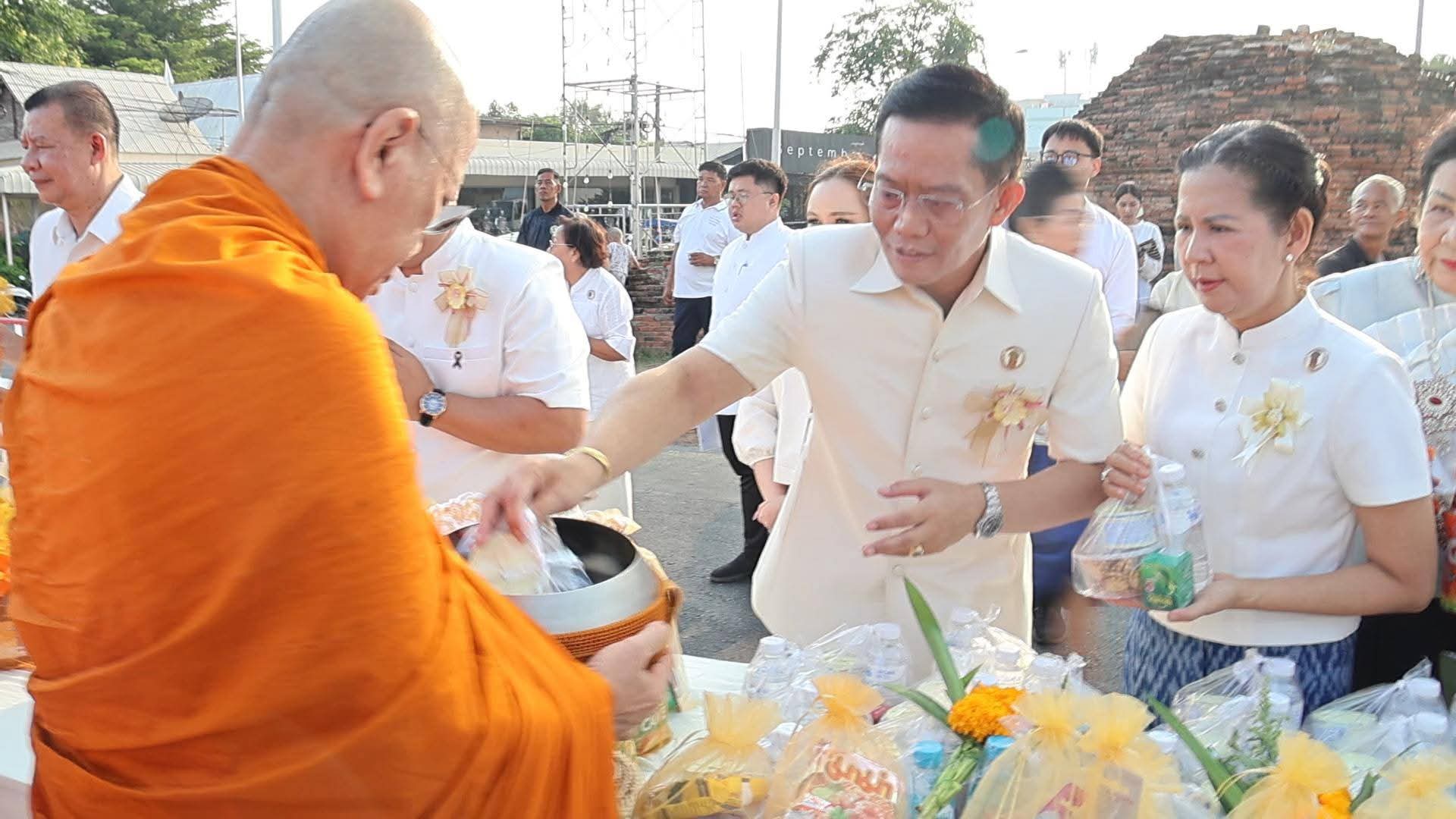title - ส.ป.ก.พระนครศรีอยุธยา ร่วมทำบุญเมือง ๖๗๖ ปี วันสถาปนากรุงศรีอยุธยา ตักบาตรพระสงฆ์ ๑,๑๐๙ รูป  