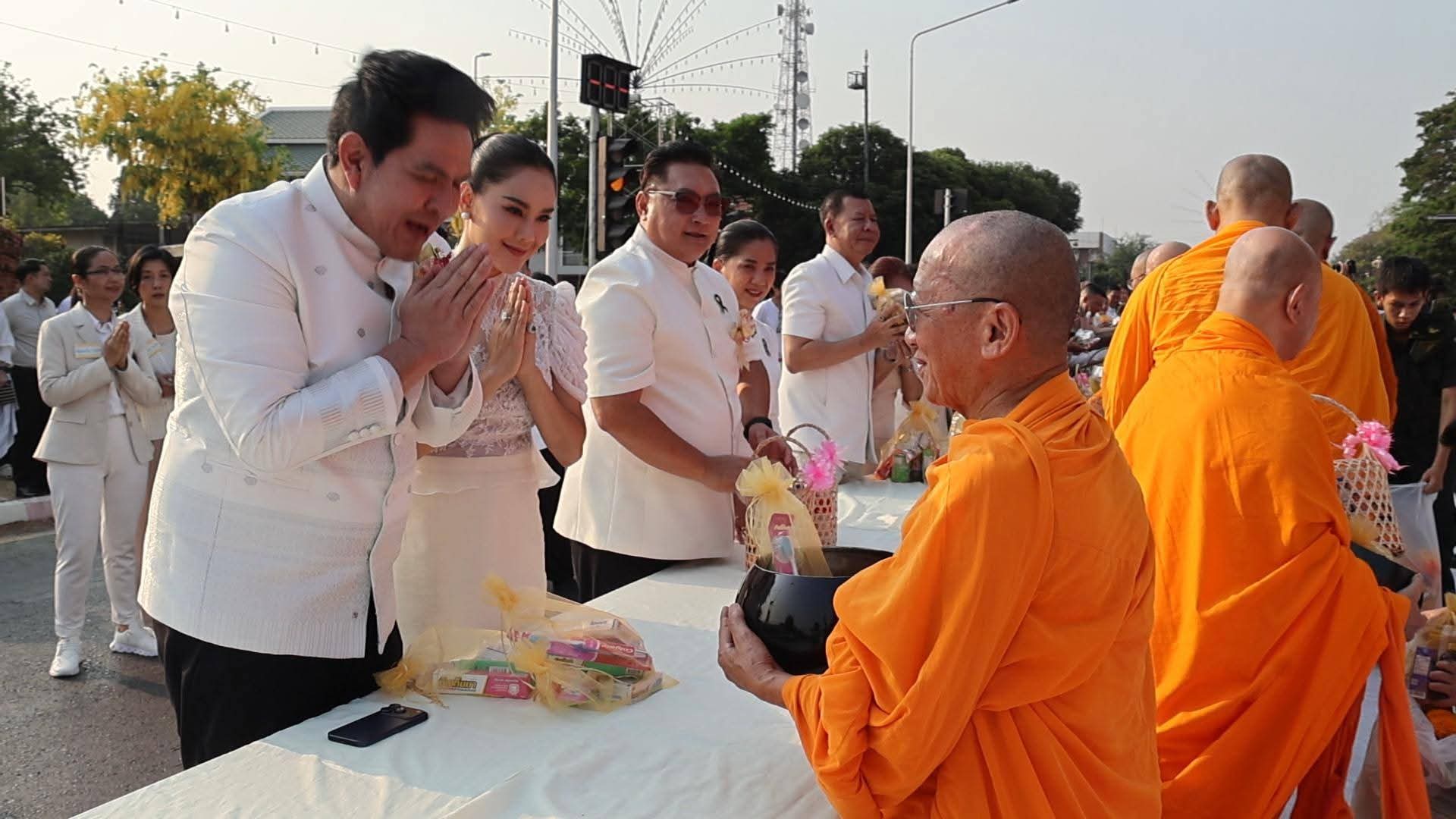 title - ส.ป.ก.พระนครศรีอยุธยา ร่วมทำบุญเมือง ๖๗๖ ปี วันสถาปนากรุงศรีอยุธยา ตักบาตรพระสงฆ์ ๑,๑๐๙ รูป  