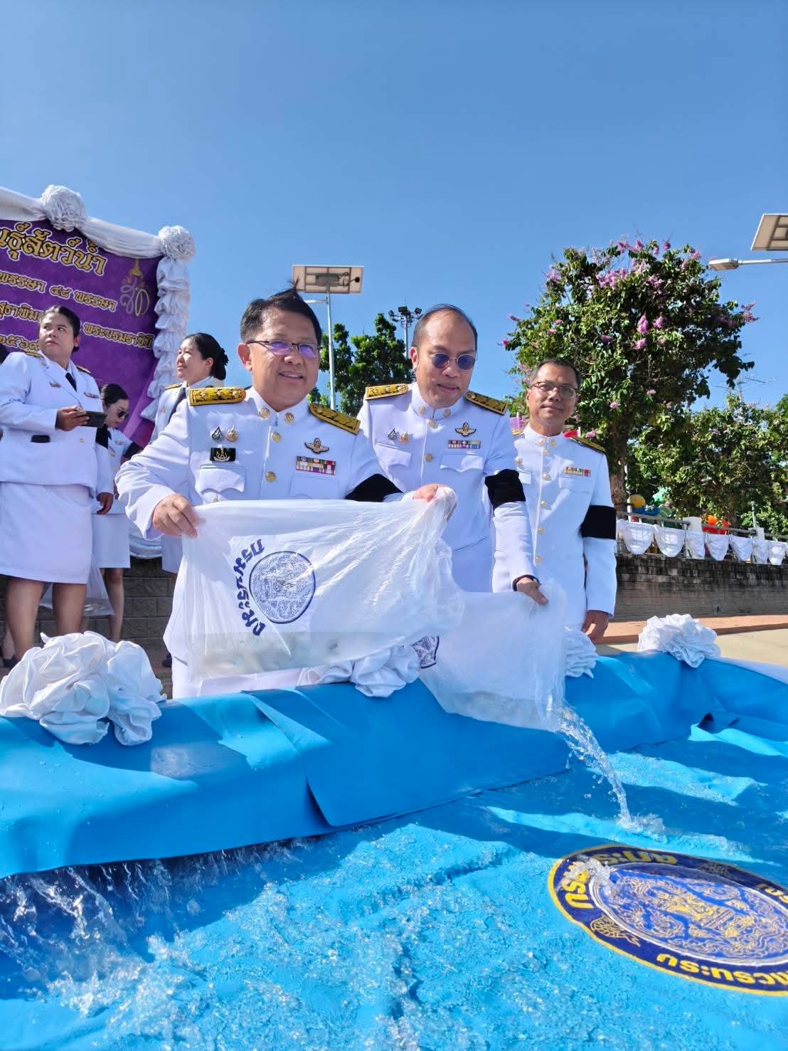 title - ปฏิรูปที่ดินจังหวัดพระนครศรีอยุธยา ร่วมพิธีลงนามถวายพระพรชัยมงคล งานเฉลิมพระเกียรติ เนื่องในโอกาสพระราชพิธีมหามงคลเฉลิมพระชนมพรรษา ๔ รอบ สมเด็จพระนางเจ้า ฯ พระบรมราชินี ๓ มิถุนายน ๒๕๖๙ และปล่อยพันธ์สัตว์น้ำ