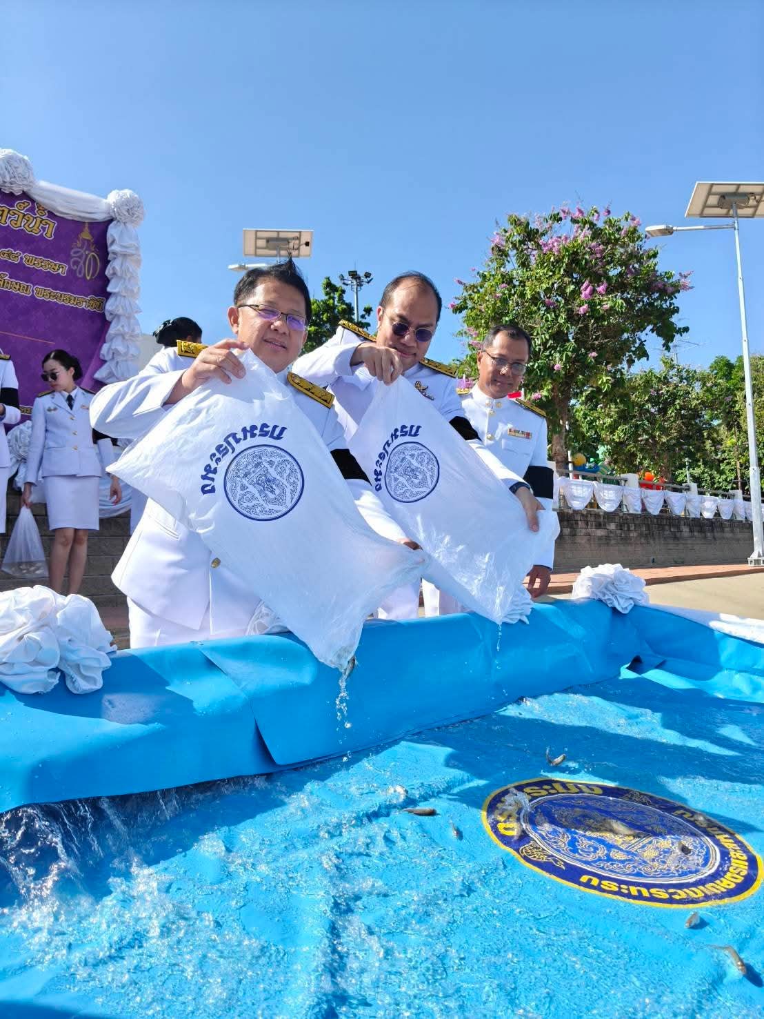 title - ปฏิรูปที่ดินจังหวัดพระนครศรีอยุธยา ร่วมพิธีลงนามถวายพระพรชัยมงคล งานเฉลิมพระเกียรติ เนื่องในโอกาสพระราชพิธีมหามงคลเฉลิมพระชนมพรรษา ๔ รอบ สมเด็จพระนางเจ้า ฯ พระบรมราชินี ๓ มิถุนายน ๒๕๖๙ และปล่อยพันธ์สัตว์น้ำ