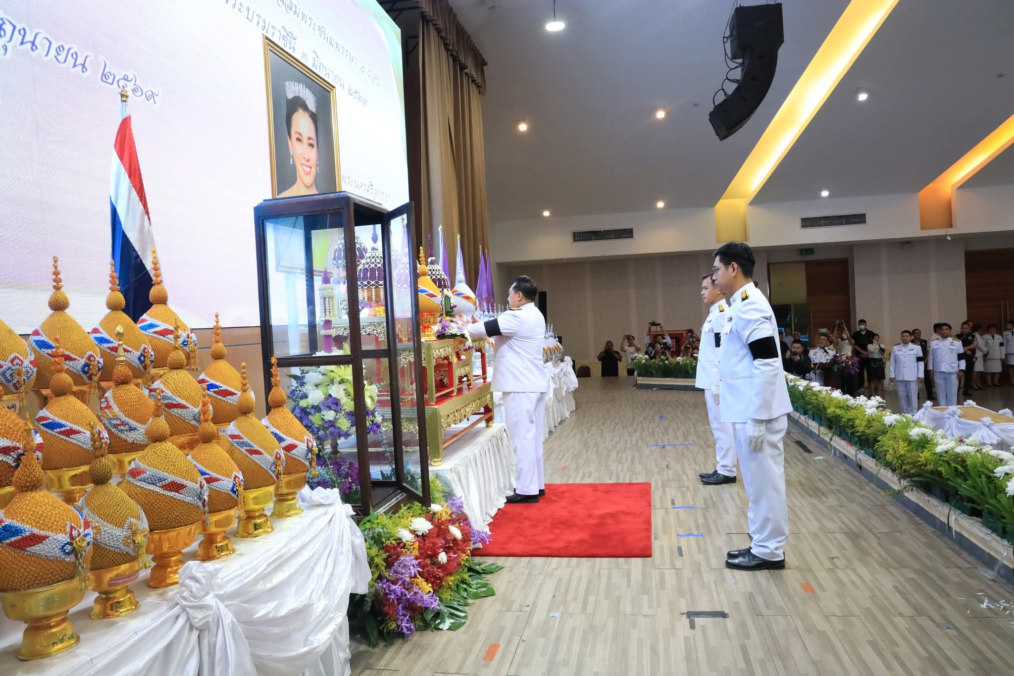 title - ส.ป.ก.พระนครศรีอยุธยา เข้าร่วมพิธีถวายเครื่องราชสักการะและวางพานพุ่ม และพิธีจุดเทียนถวายพระพรชัยมงคล เนื่องในโอกาสพระราชพิธีมหามงคลเฉลิมพระชนมพรรษา ๔ รอบ สมเด็จพระนางเจ้า ฯ พระบรมราชินี ๓ มิถุนายน ๒๕๖๙