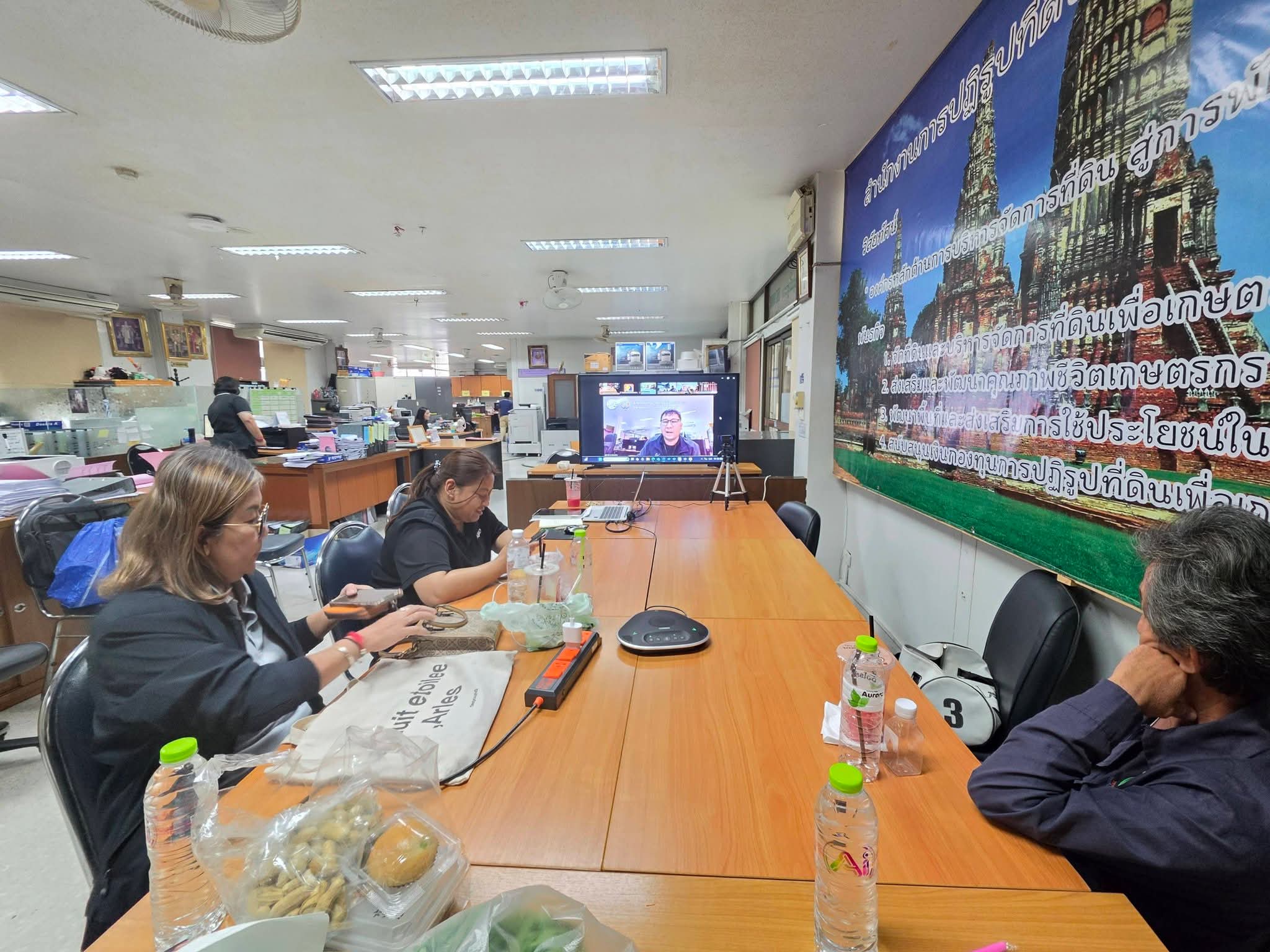 title - ส.ป.ก.พระนครศรีอยุธยา เข้าร่วมอบรมโครงการสัมมนา หลักสูตร “การสร้างและพัฒนาเครือข่าย Smart Farmer ต้นแบบในเขตปฏิรูปที่ดิน” ปีงบประมาณ พ.ศ. ๒๕๖๙ ผ่านสื่ออิเล็กทรอนิกส์ด้วยโปรแกรม Zoom meeting 