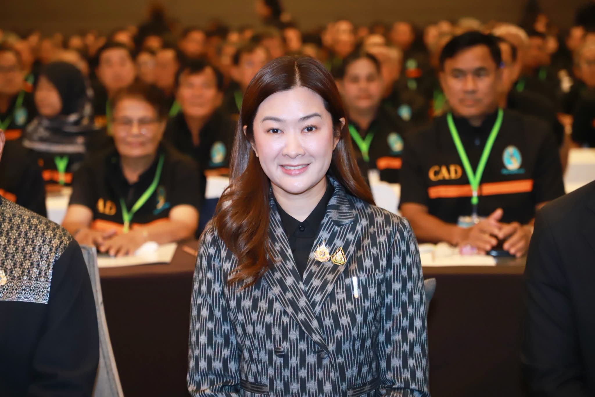 title - นางสาวอมรรัตน์ แขวงโสภา ปฏิรูปที่ดินจังหวัดพระนครศรีอยุธยา  เข้าร่วมโครงการประชุมสัมมนาประจำปี ๒๕๖๙ เรื่องยกระดับครูบัญชีอาสายุคดิจิทัล เพื่อเกษตรกรไทย โดยมีนางสาวปิยะรัฐชย์ ติยะไพรัช รัฐมนตรีช่วยว่าการกระทรวงเกษตรและสหกรณ์ เป็นประธาน