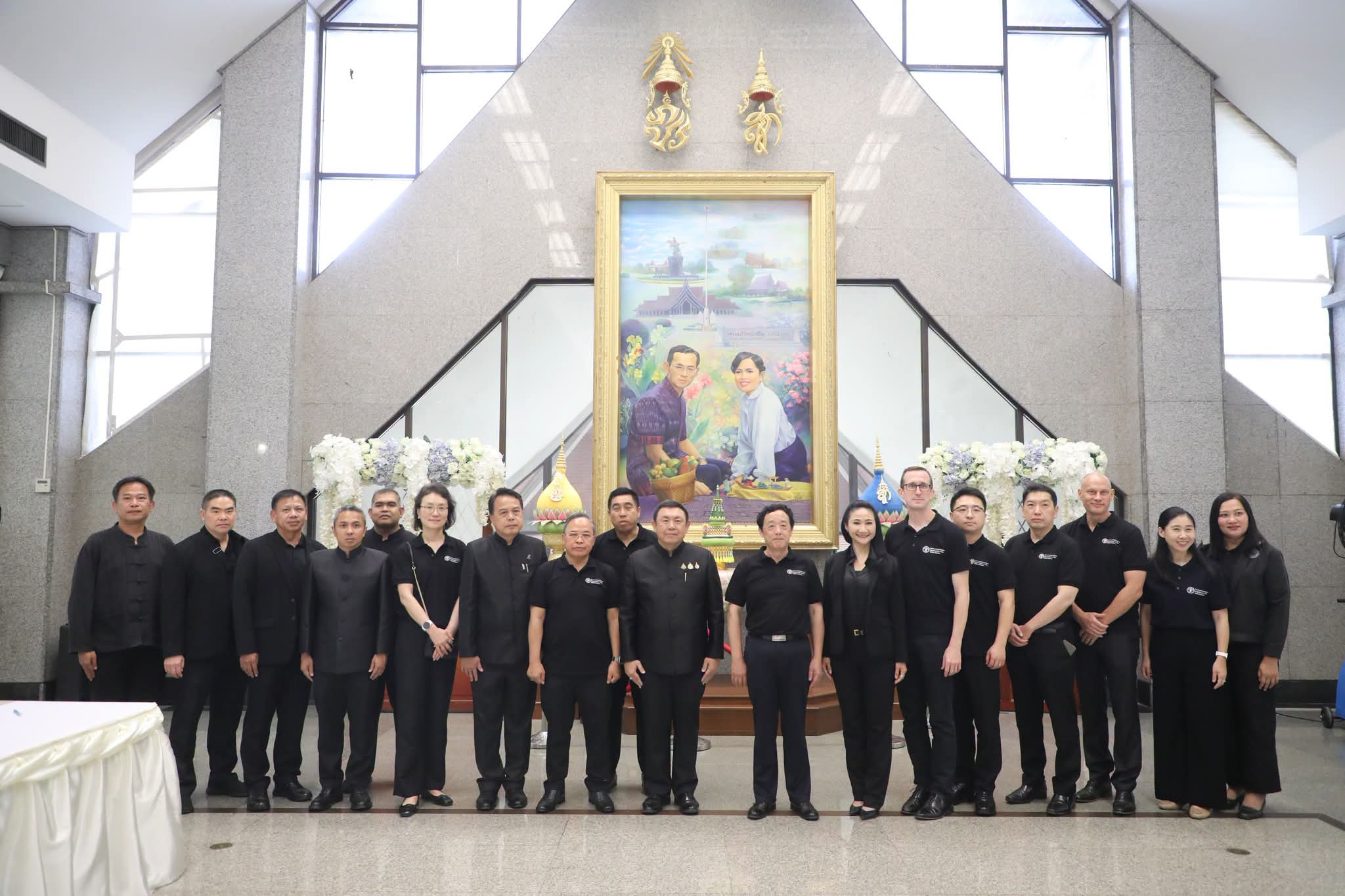 title - นางสาวอมรรัตน์ แขวงโสภา ปฏิรูปที่ดินจังหวัดพระนครศรีอยุธยา  พร้อมด้วยเจ้าหน้าที่ ส.ป.ก. ให้การต้อนรับคณะจาก FAO โดยมี Dr.Qu Tongyu ผู้อำนวยการใหญ่องค์การอาหารและเกษตรแห่งสหประชาชาติ เป็นหัวหน้าคณะ พร้อมด้วยแขกผู้มีเกียรติจาก FAO และนางสาวปทุมวดี อิ่มทั่ว อัครราชทูต (ฝ่ายเกษตร) ประจำกรุงโรม ประเทศอิตาลี ร่วมในการเยี่ยมชม