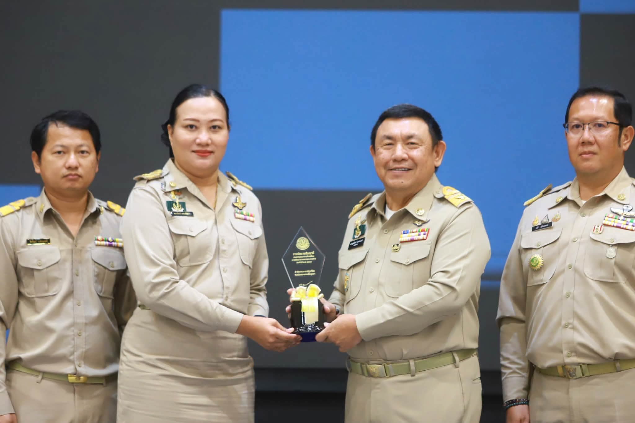 title - นางสาวอมรรัตน์ แขวงโสภา ปฏิรูปที่ดินจังหวัดพระนครศรีอยุธยา พร้อมเจ้าหน้าที่ เข้ารับมอบรางวัล Smart ALRO ประจำปีงบประมาณ พ.ศ. ๒๕๖๙ สาขา รางวัลราชสัมฤทธิ์ แบ่งเป็นประเภทการบูรณาการขับเคลื่อนการพัฒนาตามแนวพระราชดำริ ประจำปี พ.ศ. ๒๕๖๙ และประเภทเครือข่ายขับเคลื่อนการพัฒนาตามแนวพระราชดำริ ประจำปี พ.ศ. ๒๕๖๙ 