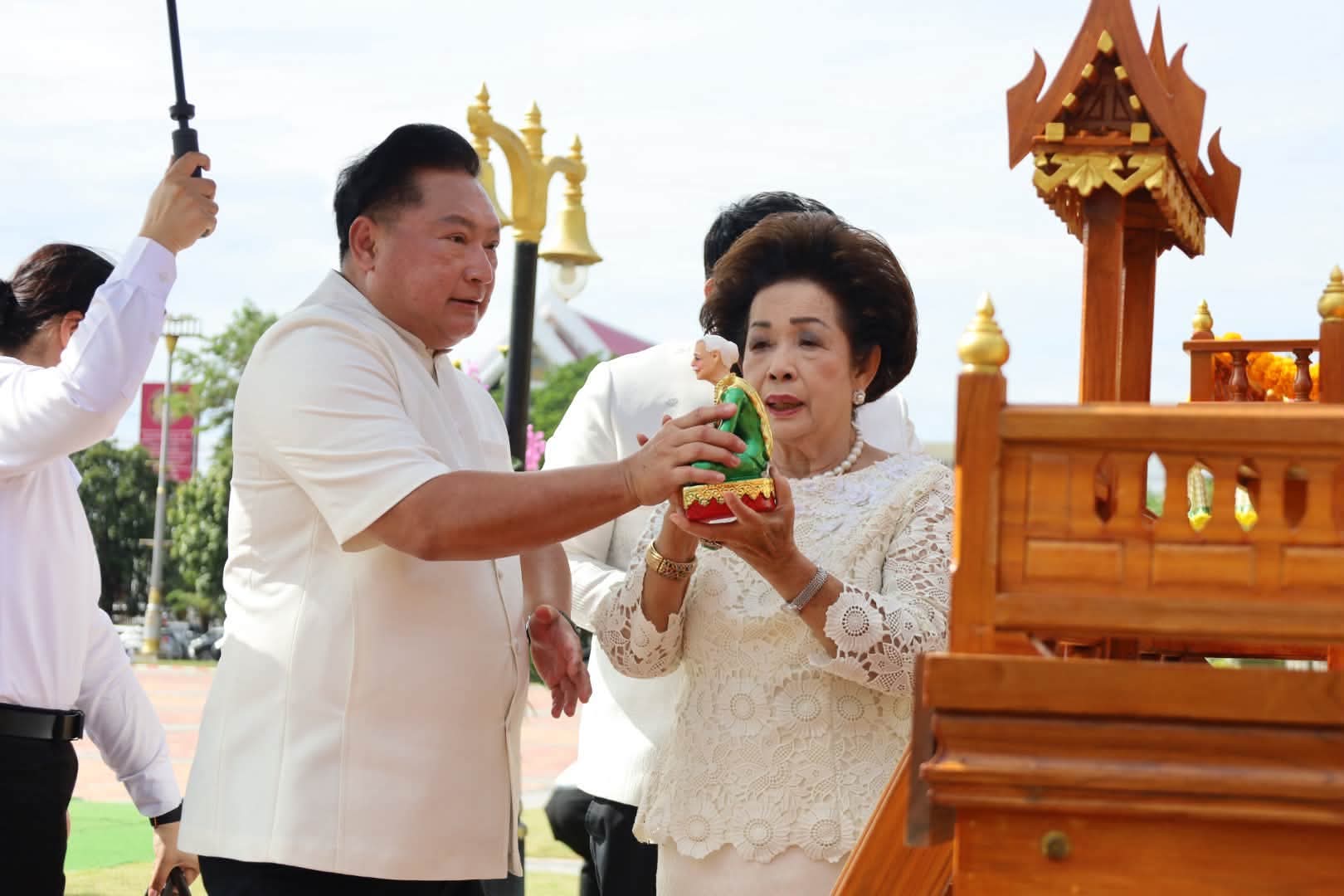 title - นางสาวอมรรัตน์ แขวงโสภา ปฏิรูปที่ดินจังหวัดพระนครศรีอยุธยา พร้อมด้วยเจ้าหน้าที่กลุ่มกฏหมาย เข้าร่วมพิธีตั้งศาลพระภูมิและศาลตายายประจำศาลาก