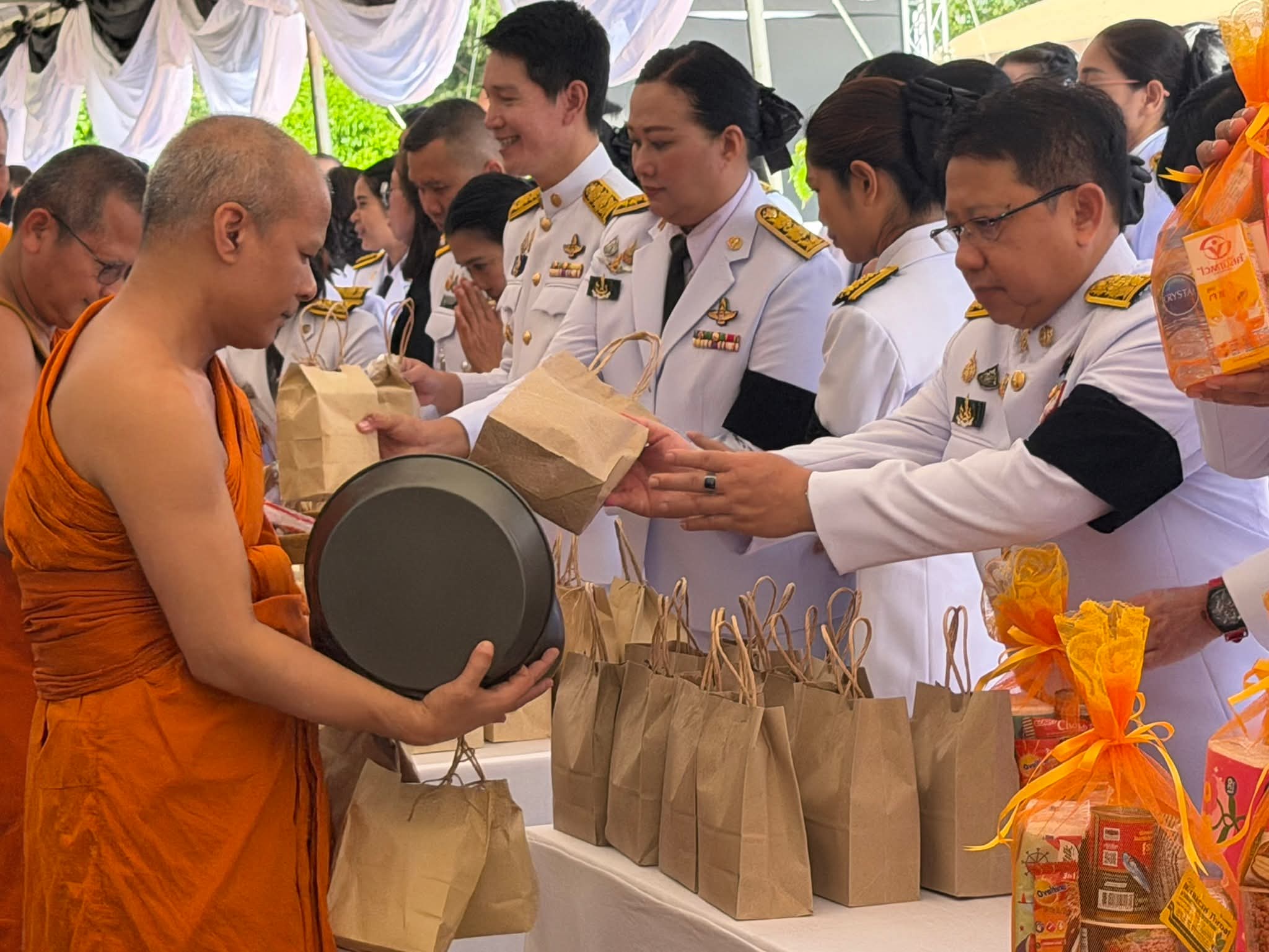 title - นางสาวอมรรัตน์ แขวงโสภา ปฏิรูปที่ดินจังหวัดพระนครศรีอยุธยา  พร้อมด้วยเจ้าหน้าที่ฝ่ายบริหารทั่วไป สำนักงานการปฏิรูปที่ดินจังหวัดพระนครศรีอยุธยา  ร่วมพิธีบำเพ็ญกุศล ในวาระครบ ๑๐๐ วัน (สตมวาร) แห่งการสิ้นพระชนม์ ถวายเป็นพระกุศลแด่ สมเด็จพระเจ้าลูกเธอ เจ้าฟ้าพัชรกิติยาภา นเรนทิราเทพยวดี กรมหลวงราชสาริณีสิริพัชร มหาวัชรราชธิดา ศาลาการเปรียญ วัดกษัตราธิราช วรวิหาร อำเภอพระนครศรีอยุธยา จังหวัดพระนครศรีอยุธยา
