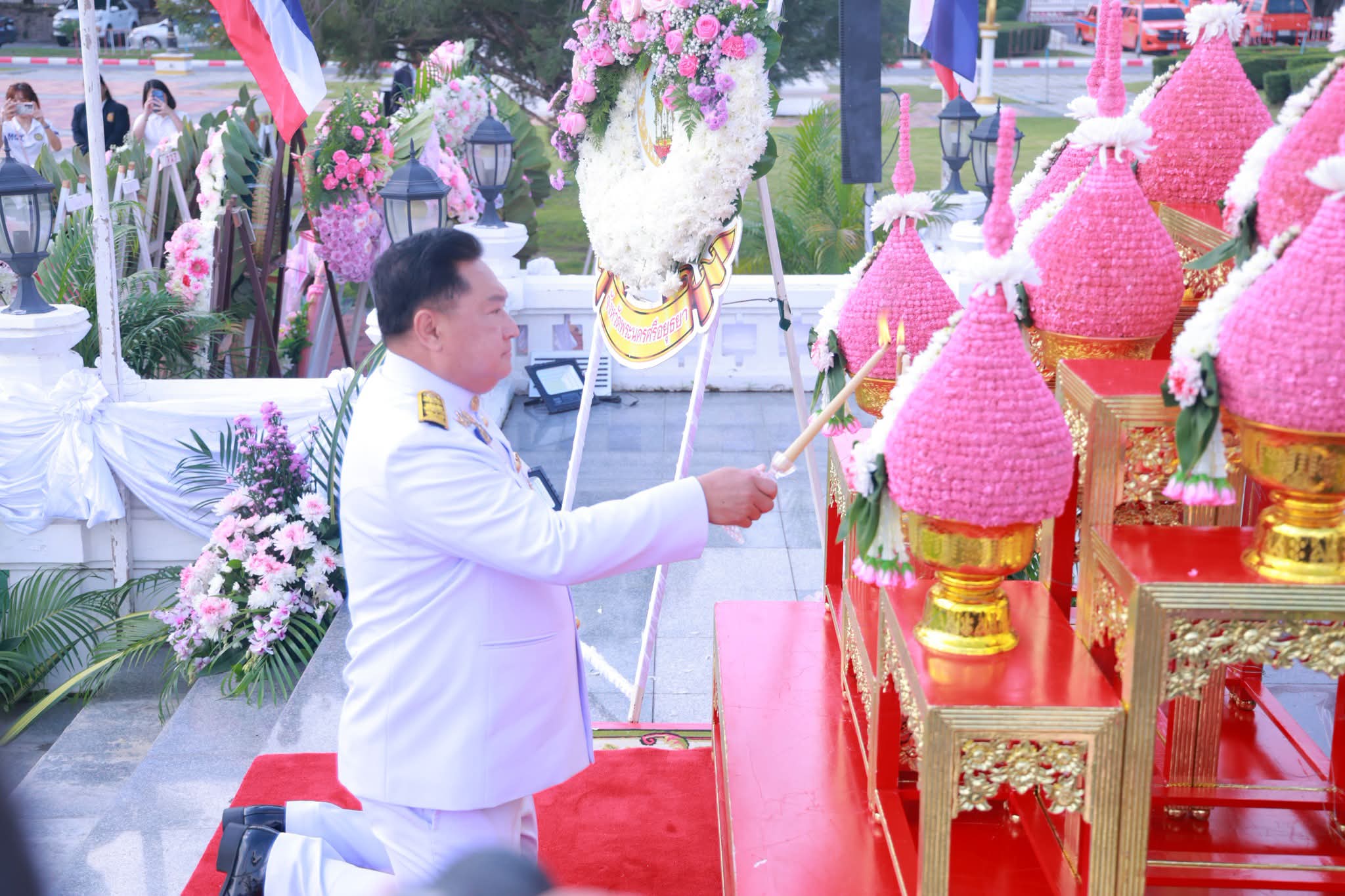 title - ปฏิรูปที่ดินจังหวัดพระนครศรีอยุธยา  มอบหมายให้กลุ่มกฏหมายและกลุ่มงานช่างและแผนที่ ร่วมพิธีวางพวงมาลาถวายสักการะ เนื่องในวันปิยมหาราช (วันคล้ายวันสวรรคตพระบาทสมเด็จพระจุลจอมเกล้าเจ้าอยู่หัว) ประจำปี พ.ศ. ๒๕๖๙ โดยมีนายชวนินทร์ วงศ์สถิตจิรกาล ผู้ว่าราชการจังหวัดพระนครศรีอยุธยา เป็นประธานในพิธีดังกล่าว ณ พระบรมราชานุสาวรีย์พระบาทสมเด็จพระจุลจอมเกล้าเจ้าอยู่หัว รัชกาลที่ ๕ บริเวณลานหน้าศาลากลางจังหวัดพระนครศรีอยุธยา