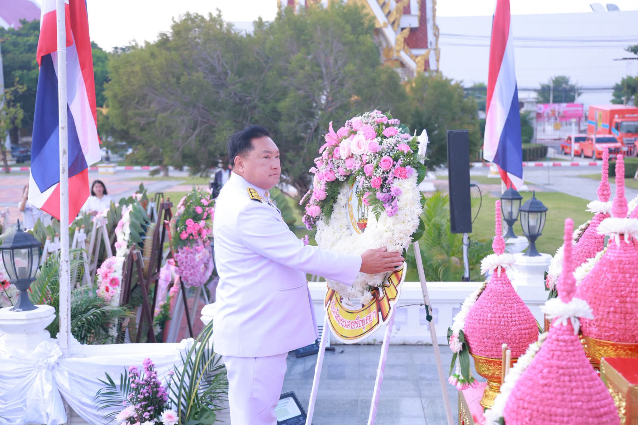 title - ปฏิรูปที่ดินจังหวัดพระนครศรีอยุธยา  มอบหมายให้กลุ่มกฏหมายและกลุ่มงานช่างและแผนที่ ร่วมพิธีวางพวงมาลาถวายสักการะ เนื่องในวันปิยมหาราช (วันคล้ายวันสวรรคตพระบาทสมเด็จพระจุลจอมเกล้าเจ้าอยู่หัว) ประจำปี พ.ศ. ๒๕๖๙ โดยมีนายชวนินทร์ วงศ์สถิตจิรกาล ผู้ว่าราชการจังหวัดพระนครศรีอยุธยา เป็นประธานในพิธีดังกล่าว ณ พระบรมราชานุสาวรีย์พระบาทสมเด็จพระจุลจอมเกล้าเจ้าอยู่หัว รัชกาลที่ ๕ บริเวณลานหน้าศาลากลางจังหวัดพระนครศรีอยุธยา