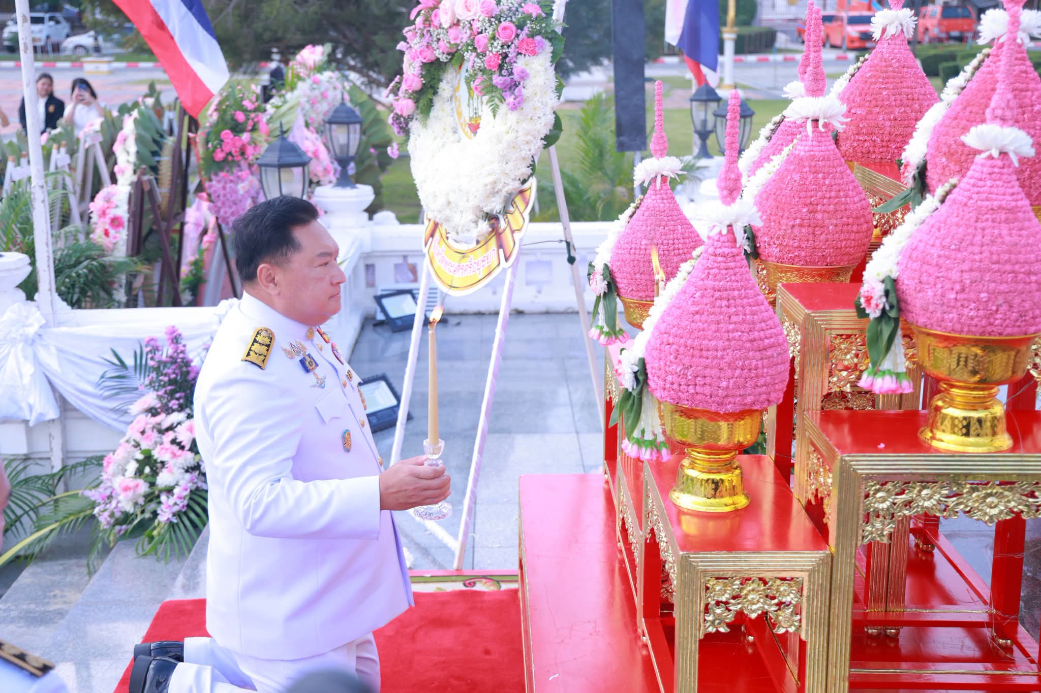 title - ปฏิรูปที่ดินจังหวัดพระนครศรีอยุธยา  มอบหมายให้กลุ่มกฏหมายและกลุ่มงานช่างและแผนที่ ร่วมพิธีวางพวงมาลาถวายสักการะ เนื่องในวันปิยมหาราช (วันคล้ายวันสวรรคตพระบาทสมเด็จพระจุลจอมเกล้าเจ้าอยู่หัว) ประจำปี พ.ศ. ๒๕๖๙ โดยมีนายชวนินทร์ วงศ์สถิตจิรกาล ผู้ว่าราชการจังหวัดพระนครศรีอยุธยา เป็นประธานในพิธีดังกล่าว ณ พระบรมราชานุสาวรีย์พระบาทสมเด็จพระจุลจอมเกล้าเจ้าอยู่หัว รัชกาลที่ ๕ บริเวณลานหน้าศาลากลางจังหวัดพระนครศรีอยุธยา