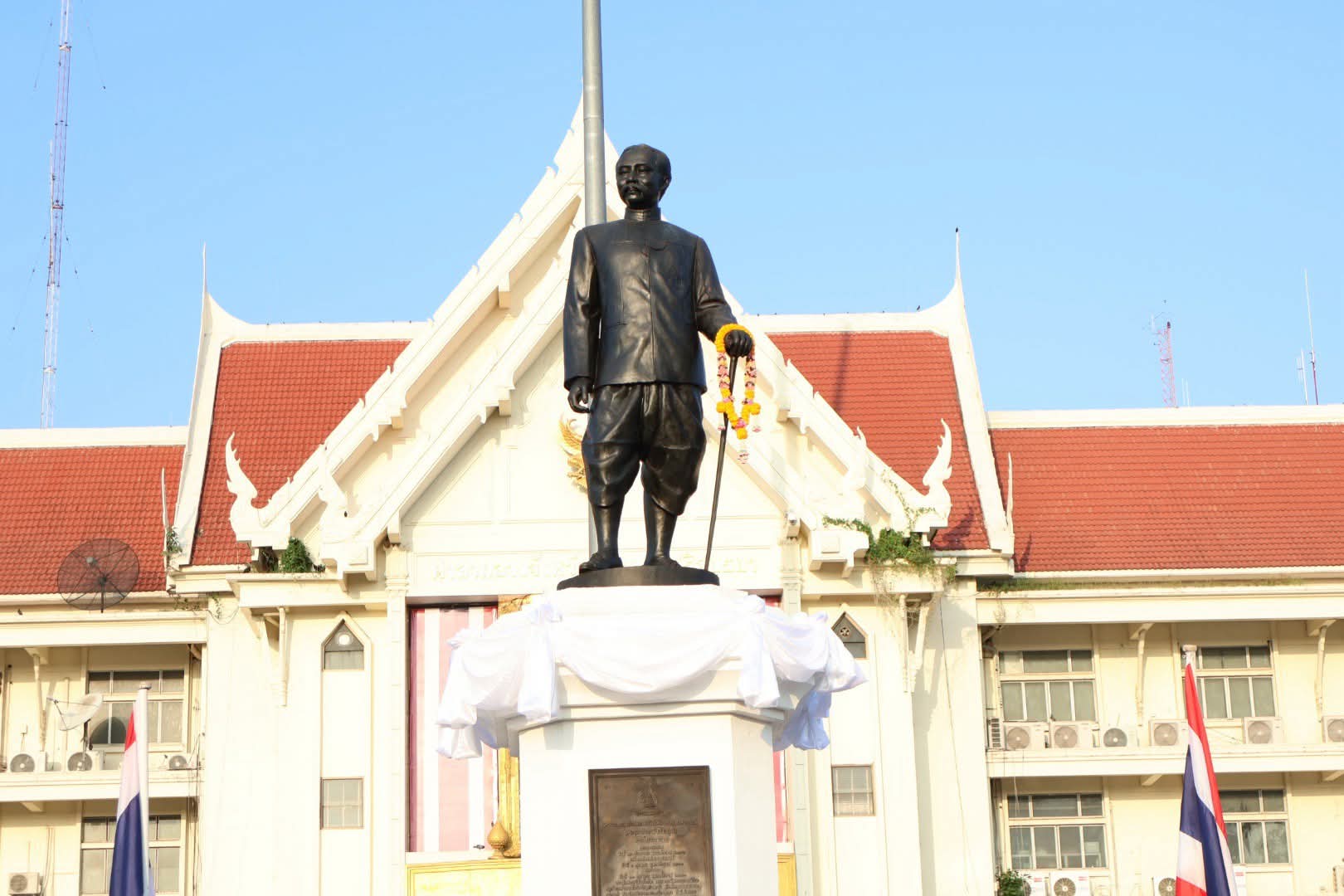 title - ปฏิรูปที่ดินจังหวัดพระนครศรีอยุธยา  มอบหมายให้กลุ่มกฏหมายและกลุ่มงานช่างและแผนที่ ร่วมพิธีวางพวงมาลาถวายสักการะ เนื่องในวันปิยมหาราช (วันคล้ายวันสวรรคตพระบาทสมเด็จพระจุลจอมเกล้าเจ้าอยู่หัว) ประจำปี พ.ศ. ๒๕๖๙ โดยมีนายชวนินทร์ วงศ์สถิตจิรกาล ผู้ว่าราชการจังหวัดพระนครศรีอยุธยา เป็นประธานในพิธีดังกล่าว ณ พระบรมราชานุสาวรีย์พระบาทสมเด็จพระจุลจอมเกล้าเจ้าอยู่หัว รัชกาลที่ ๕ บริเวณลานหน้าศาลากลางจังหวัดพระนครศรีอยุธยา