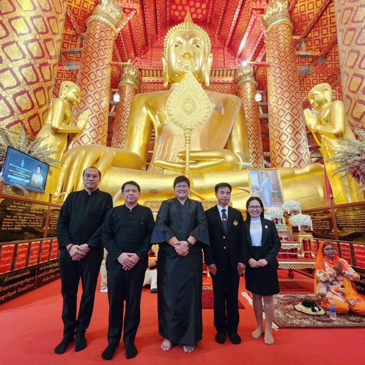 ปฏิรูปที่ดินจังหวัดพระนครศรีอยุธยา พร้อมเจ้าหน้าที่ฝ่ายบริหารทั่วไป เข้าร่วมพิธีสวดพระพุทธมนต์และเจริญจิตตภาวนา อุทิศถวายพระราชกุศลแด่สมเด็จพระนางเจ้าสิริกิติ์ พระบรมราชินีนาถ พระบรมราชชนนีพันปีหลวง ณ พระวิหารพระพุทธไตรรัตนนายก (หลวงพ่อโต) วัดพนัญเชิงวรวิหาร 