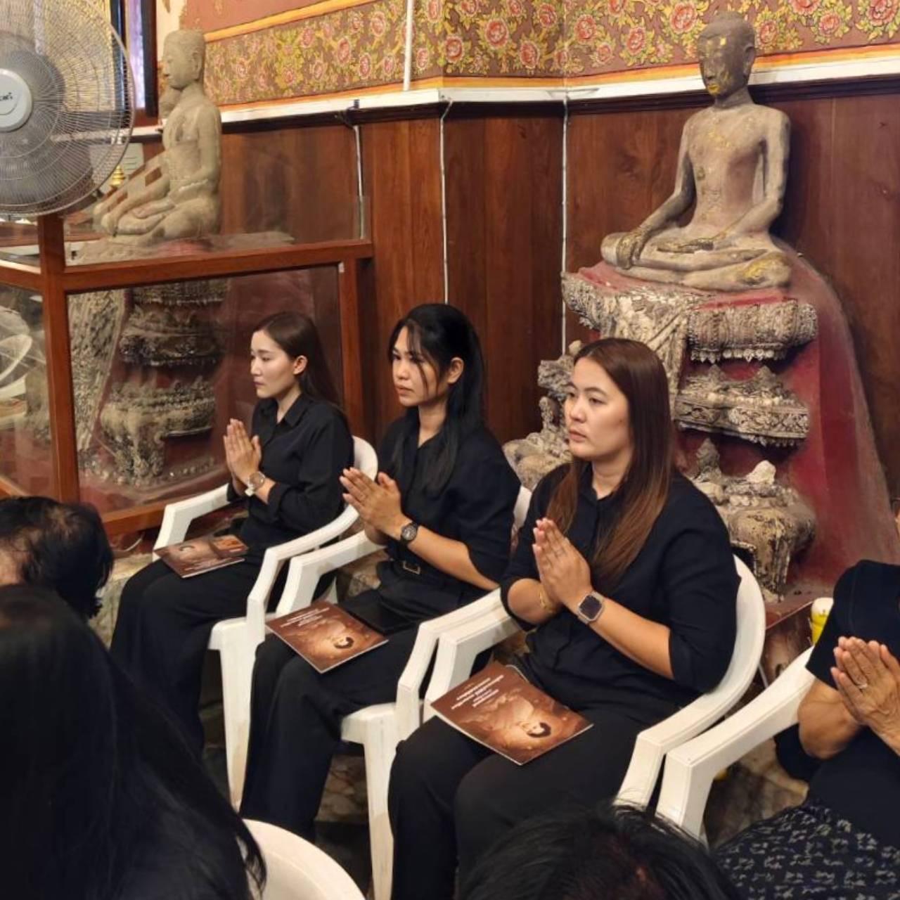 title - ปฏิรูปที่ดินจังหวัดพระนครศรีอยุธยา พร้อมเจ้าหน้าที่ฝ่ายบริหารทั่วไป เข้าร่วมพิธีสวดพระพุทธมนต์และเจริญจิตตภาวนา อุทิศถวายพระราชกุศลแด่สมเด็จพระนางเจ้าสิริกิติ์ พระบรมราชินีนาถ พระบรมราชชนนีพันปีหลวง ณ พระวิหารพระพุทธไตรรัตนนายก (หลวงพ่อโต) วัดพนัญเชิงวรวิหาร 